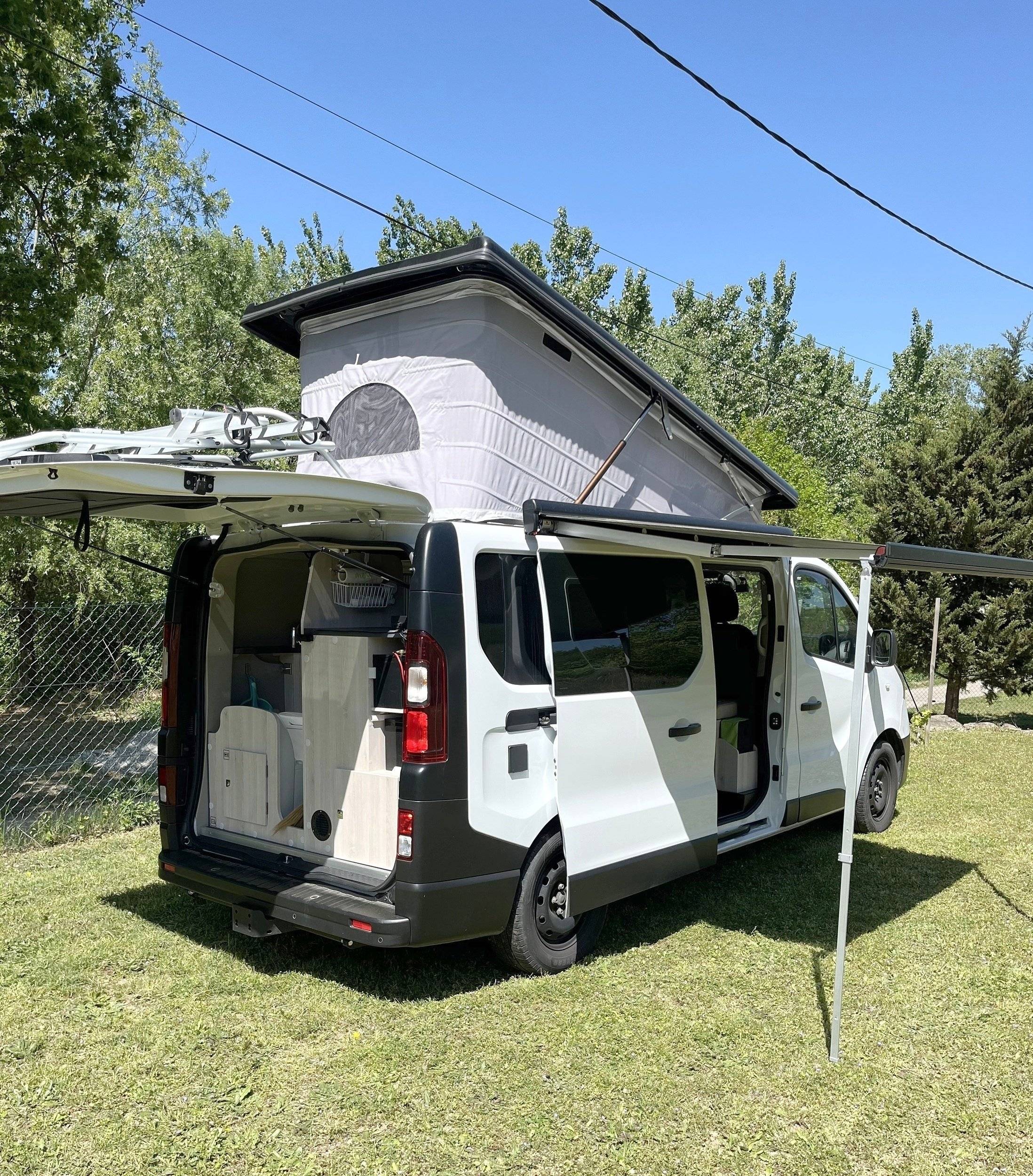 schräge Vorderansicht Renault - Yescapa