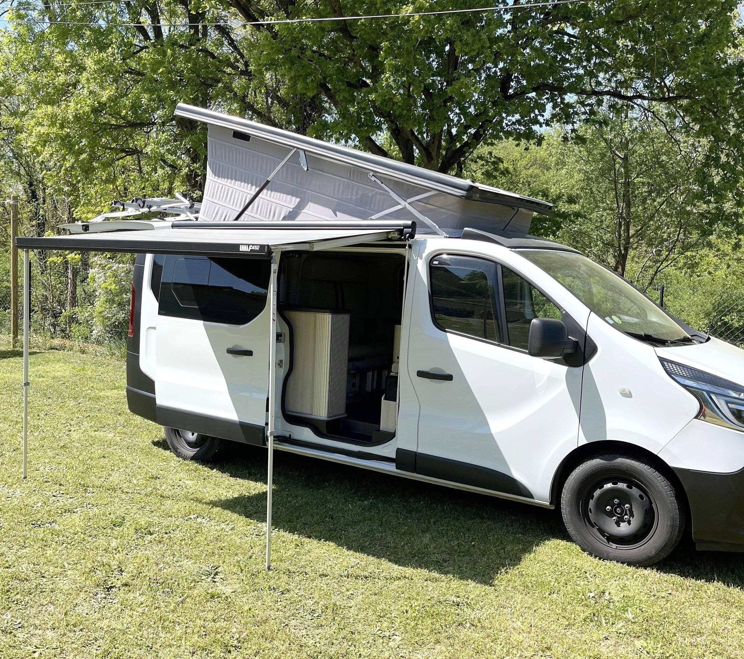 Vista del vehículo ángulo delantero Renault Trafic III DCI 145CV - Yescapa