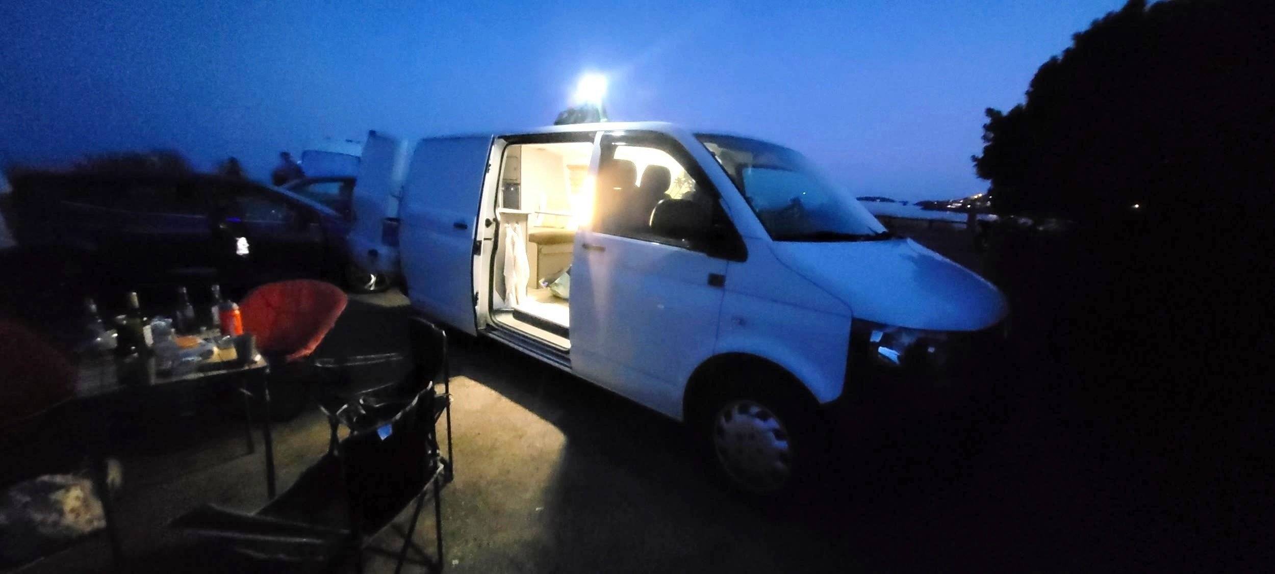 Vue avant de 3/4 Volkswagen T5 Transporter 2,0 TDI 114cv - Yescapa