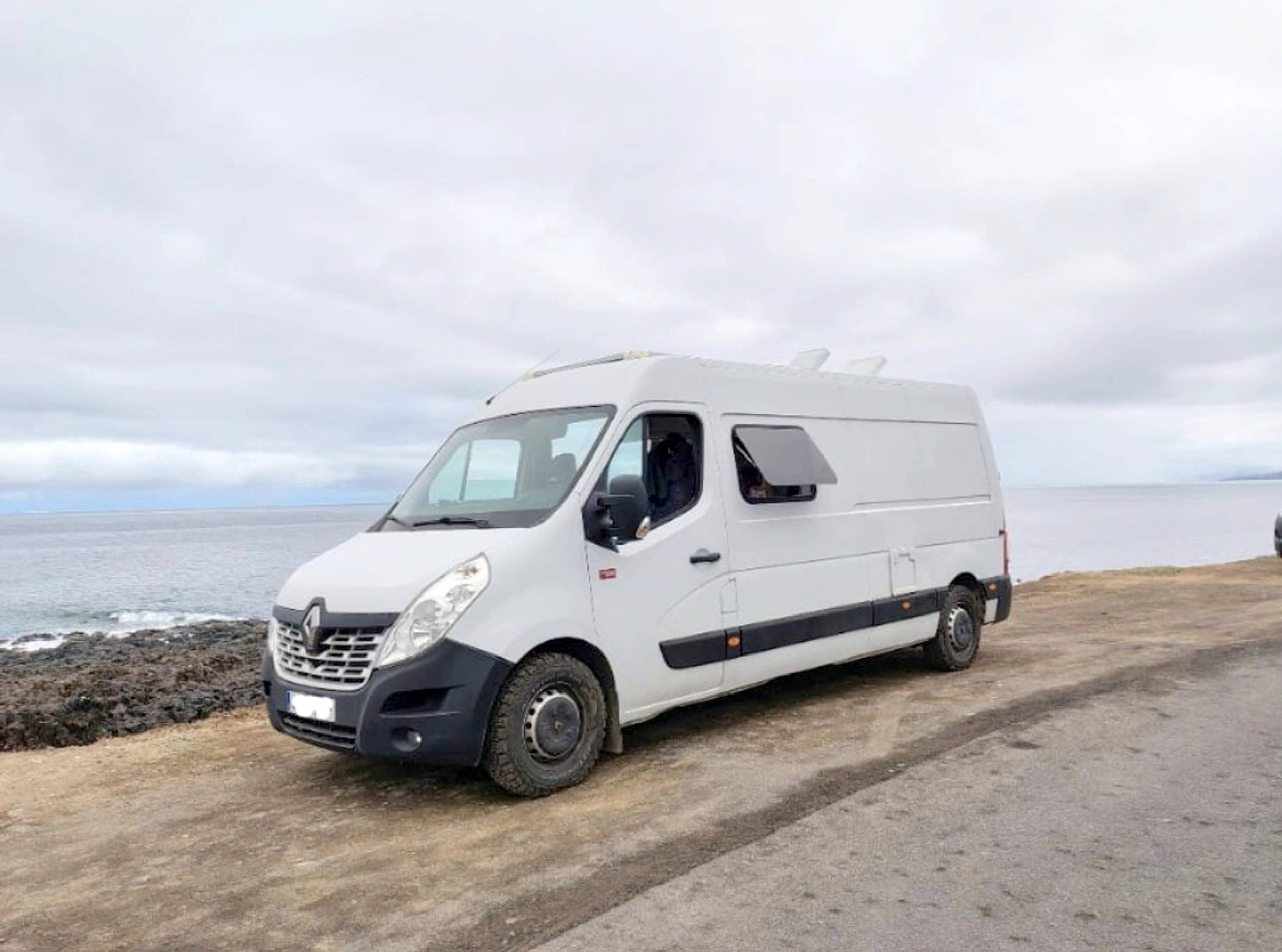Vue avant de 3/4 Renault Renault Master III - Yescapa