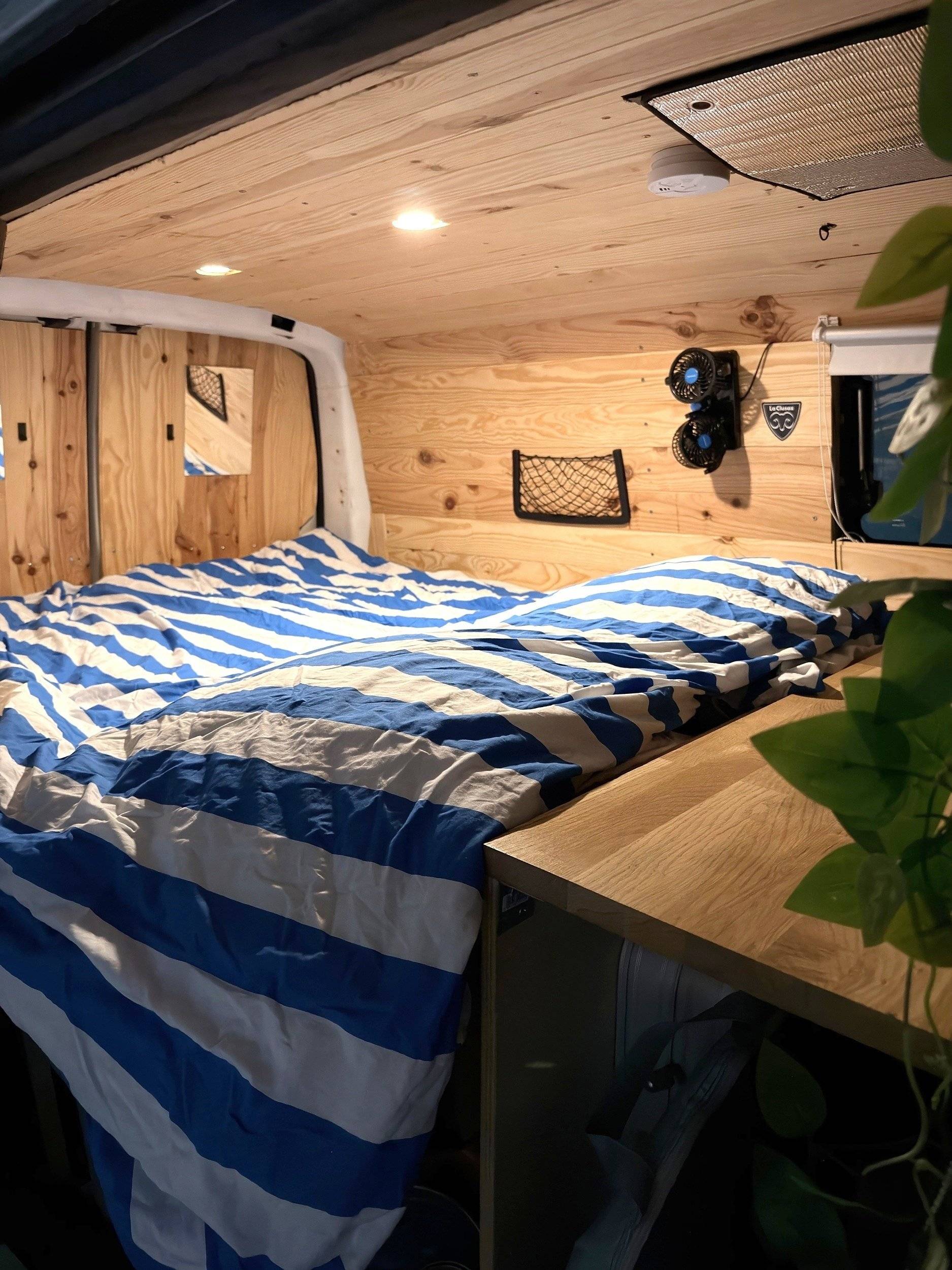 Vue avant de 3/4 Volkswagen Volkswagen T5 - Yescapa