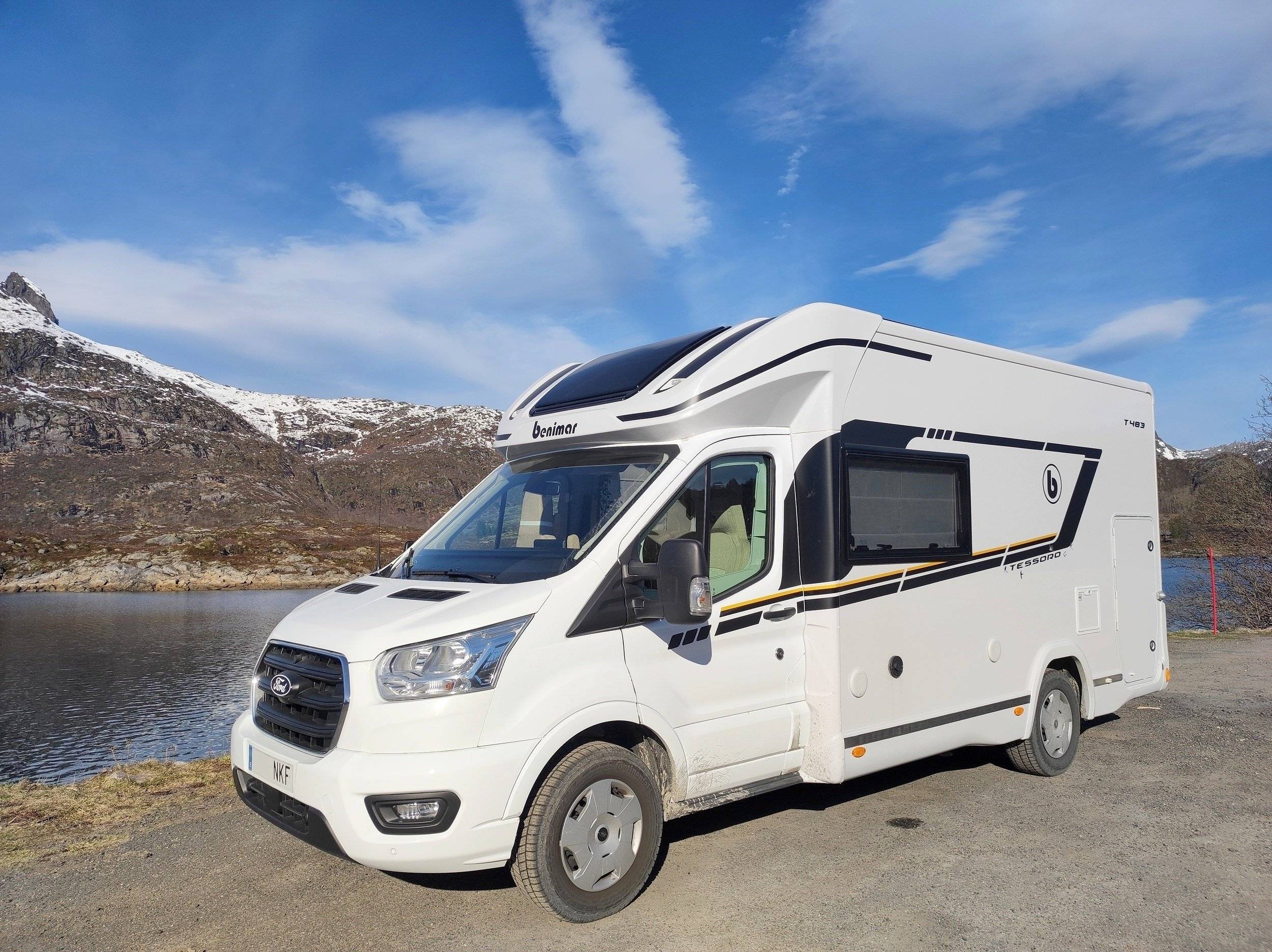 Vista de 3/4 Ford Transit 2,0 BlueTDCi 170CV - Yescapa