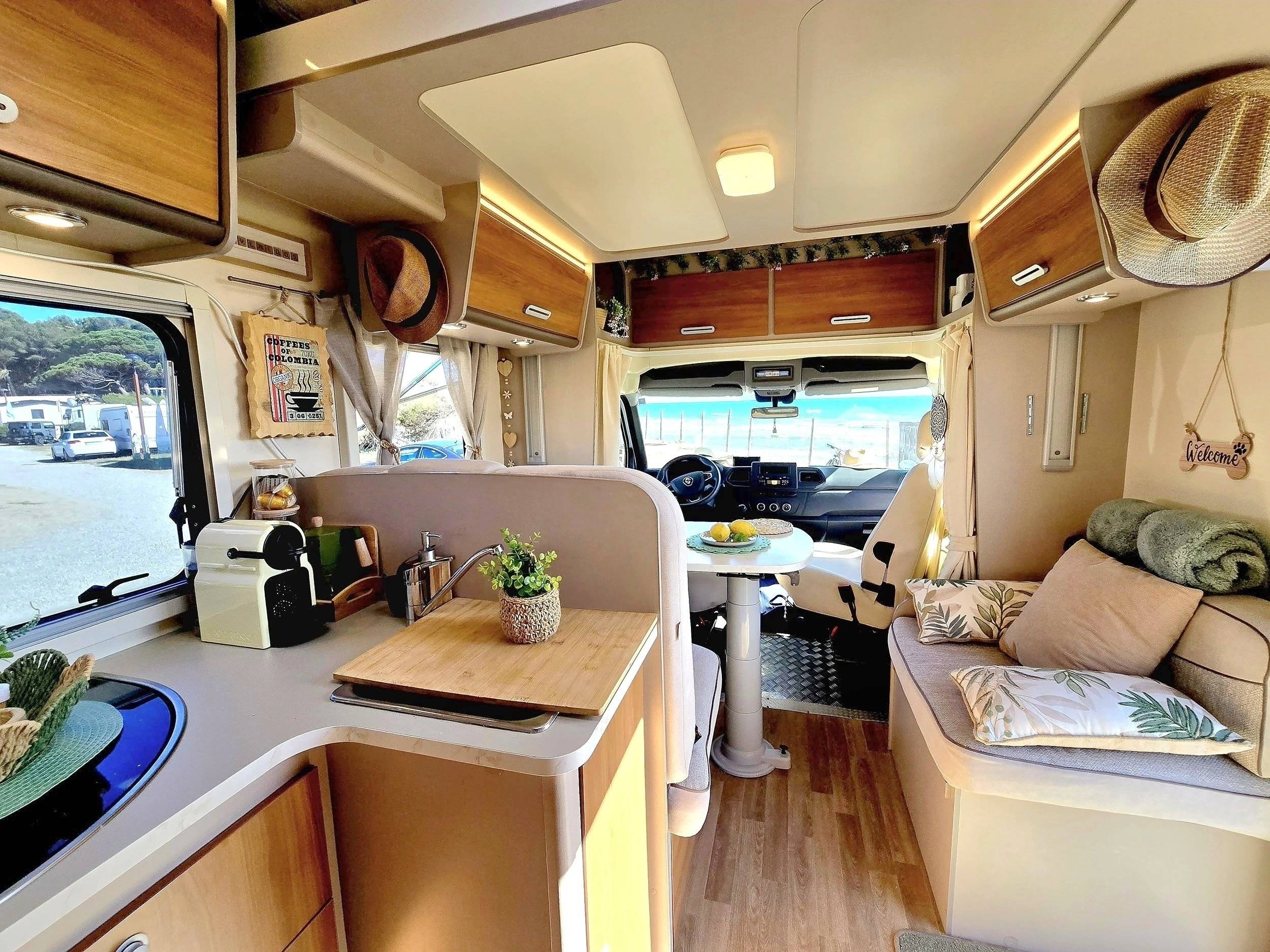 Dining Area Renault Master 2,3 l 145 ch - Yescapa