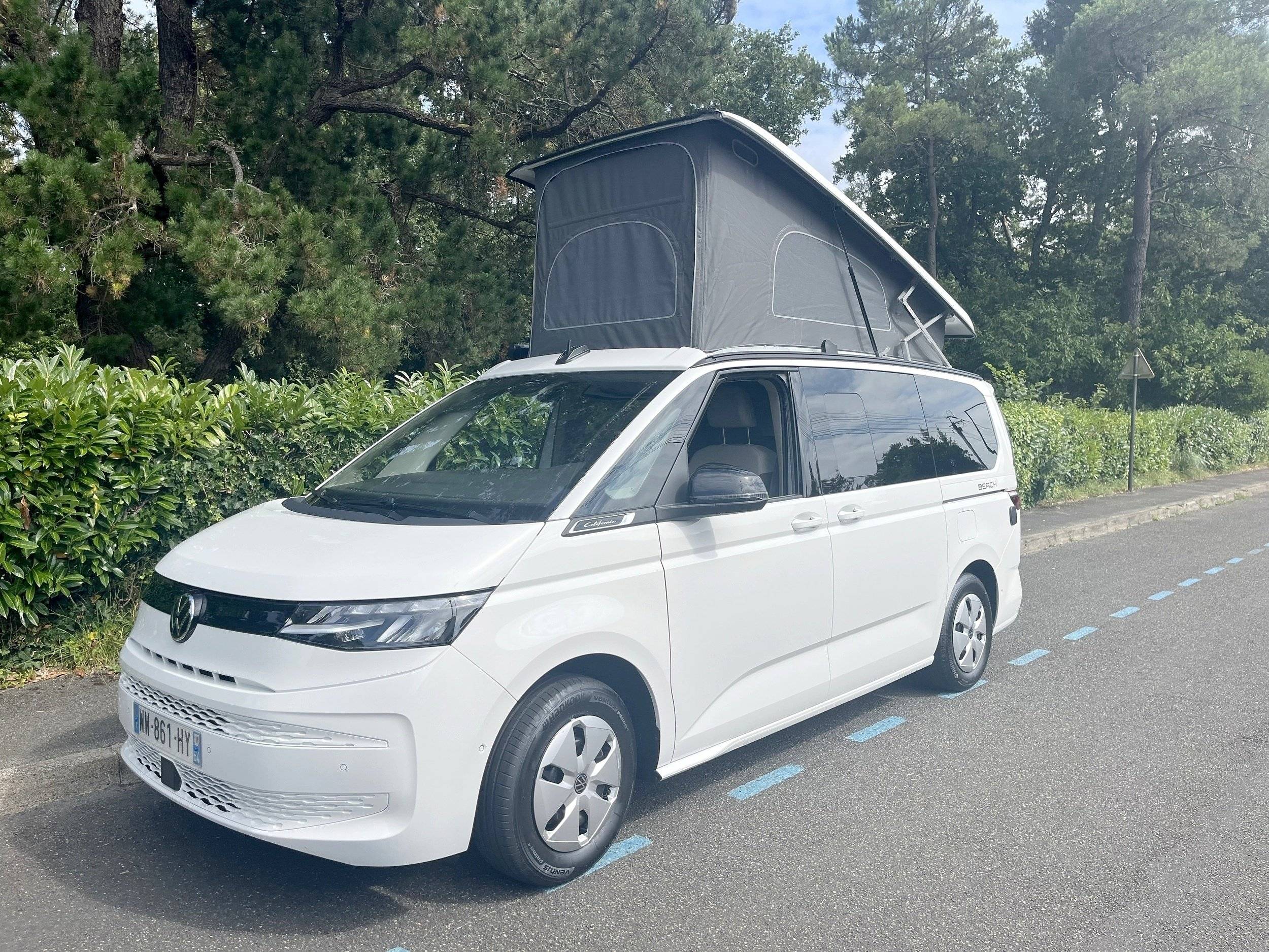 Vue avant de 3/4 Volkswagen California T7 - Yescapa