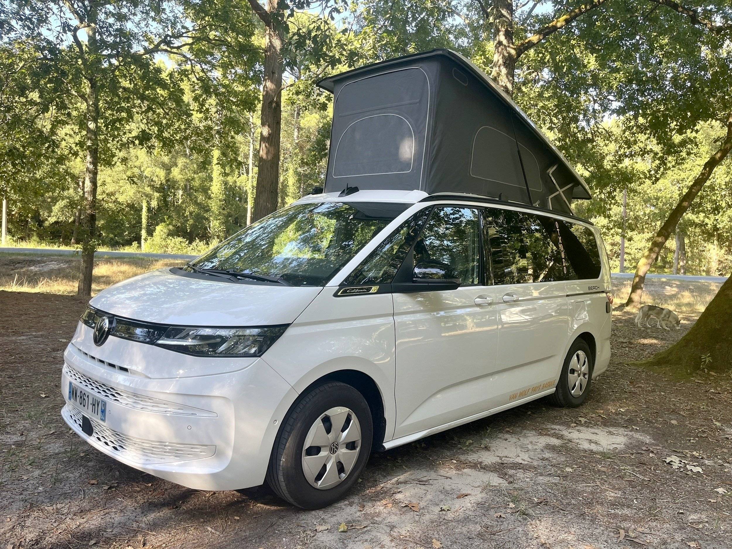 Vista frontale a ¾ Volkswagen California T7 - Yescapa
