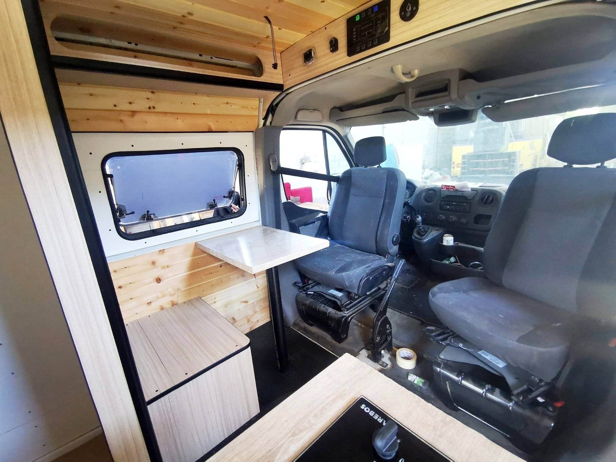 Dining Area Opel Movano - Yescapa