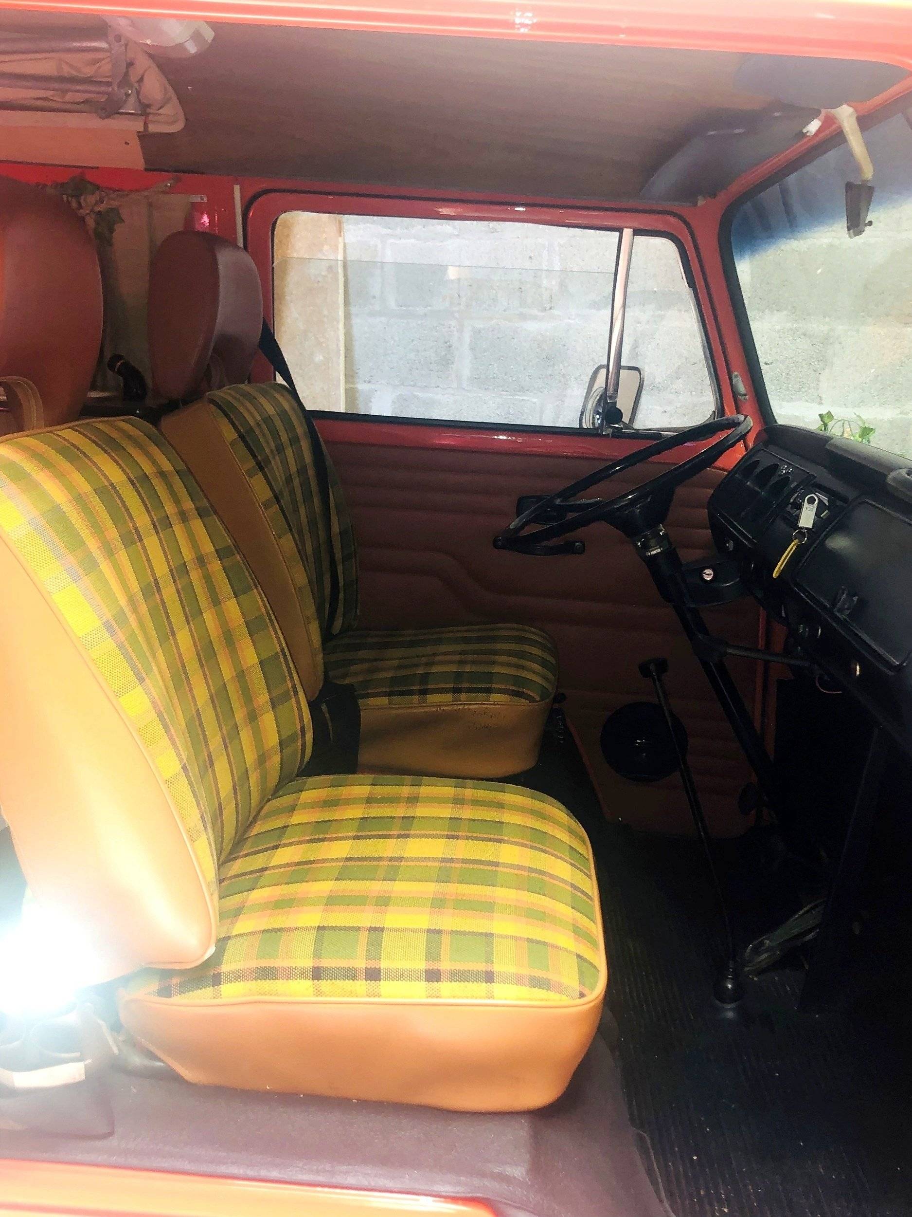 Driver's compartment Volkswagen Kombi T2 Westfalia - Yescapa