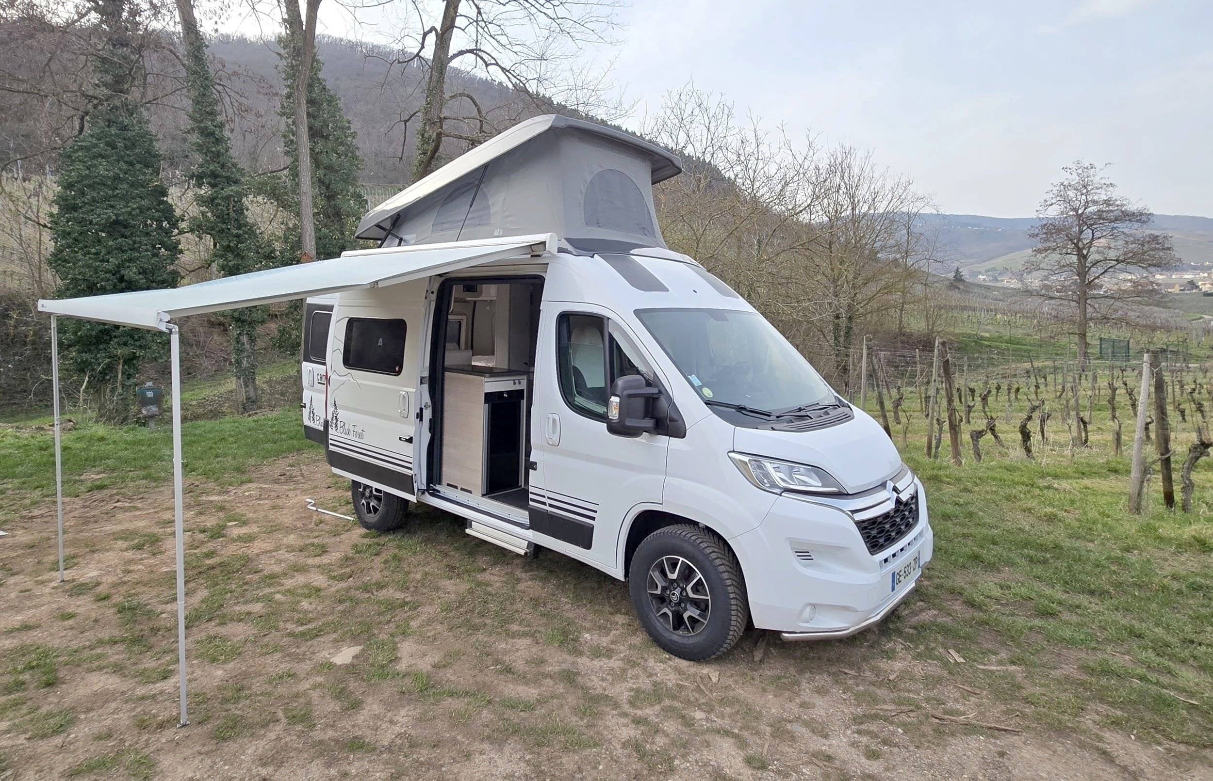 Vista frontale a ¾ Citroën 2.2L 140CV - Yescapa