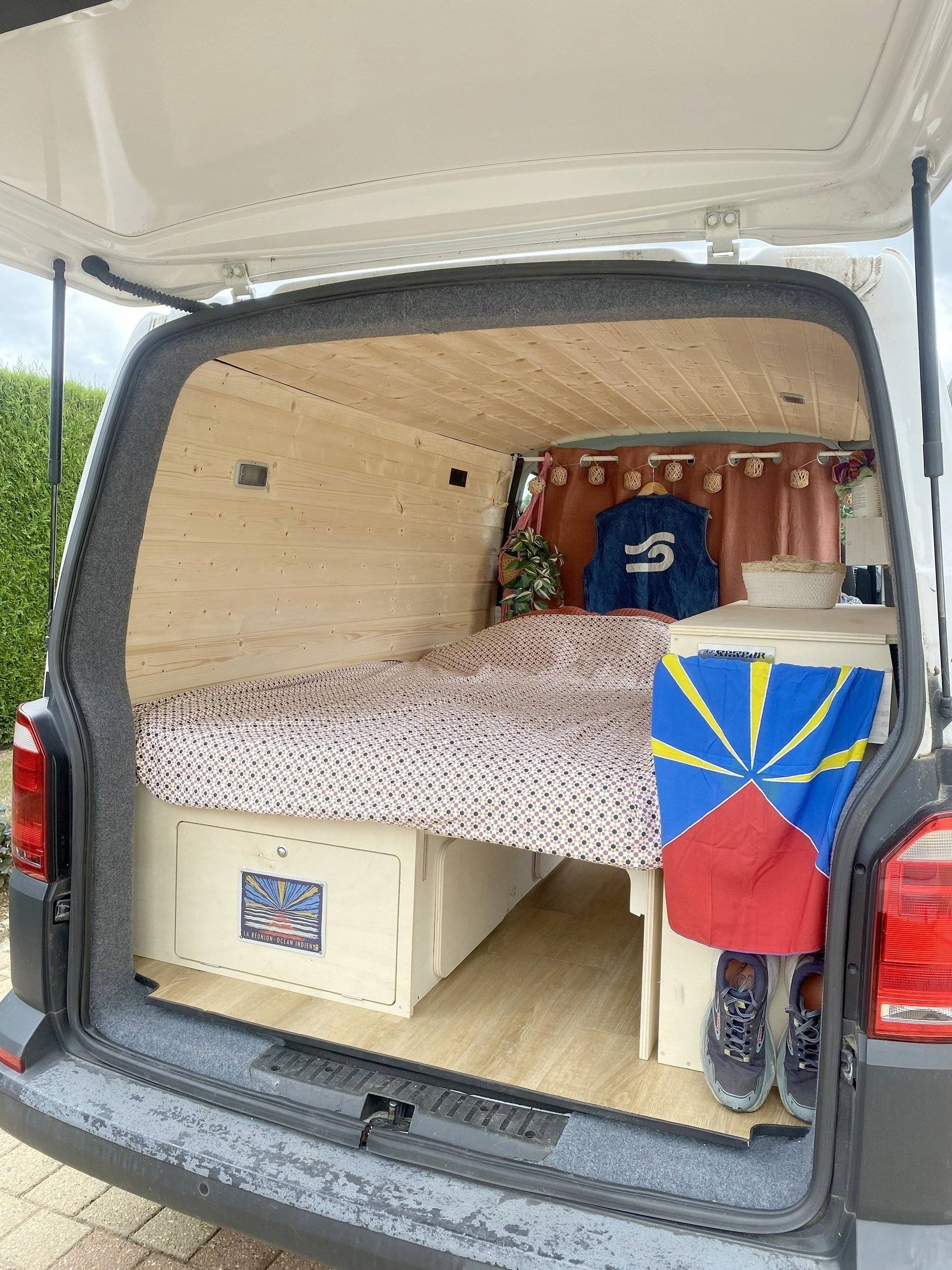 Front view from 3/4 Volkswagen transporteur T6.1 - Yescapa