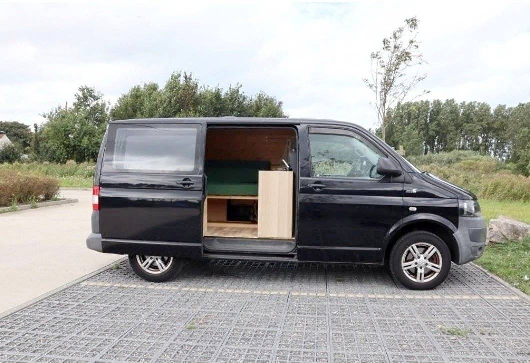 Vista frontale a ¾ Volkswagen TRANSPORTER T5 - Yescapa