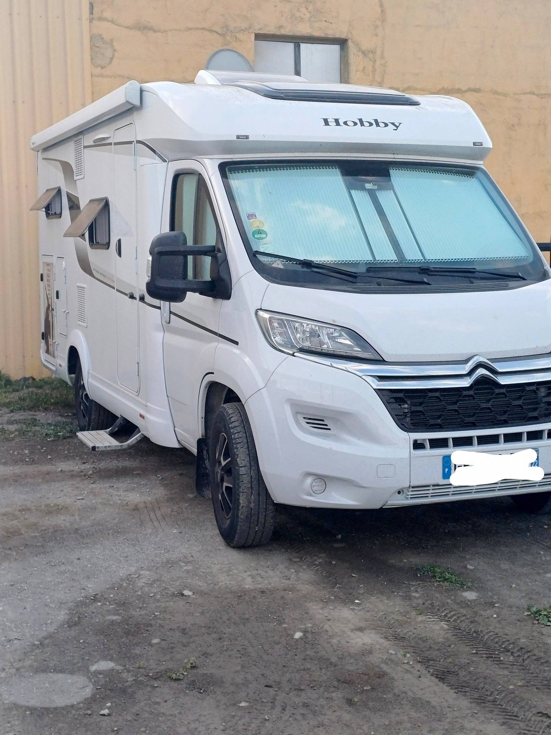 Front view from 3/4 Citroën Citroën jumper - Yescapa