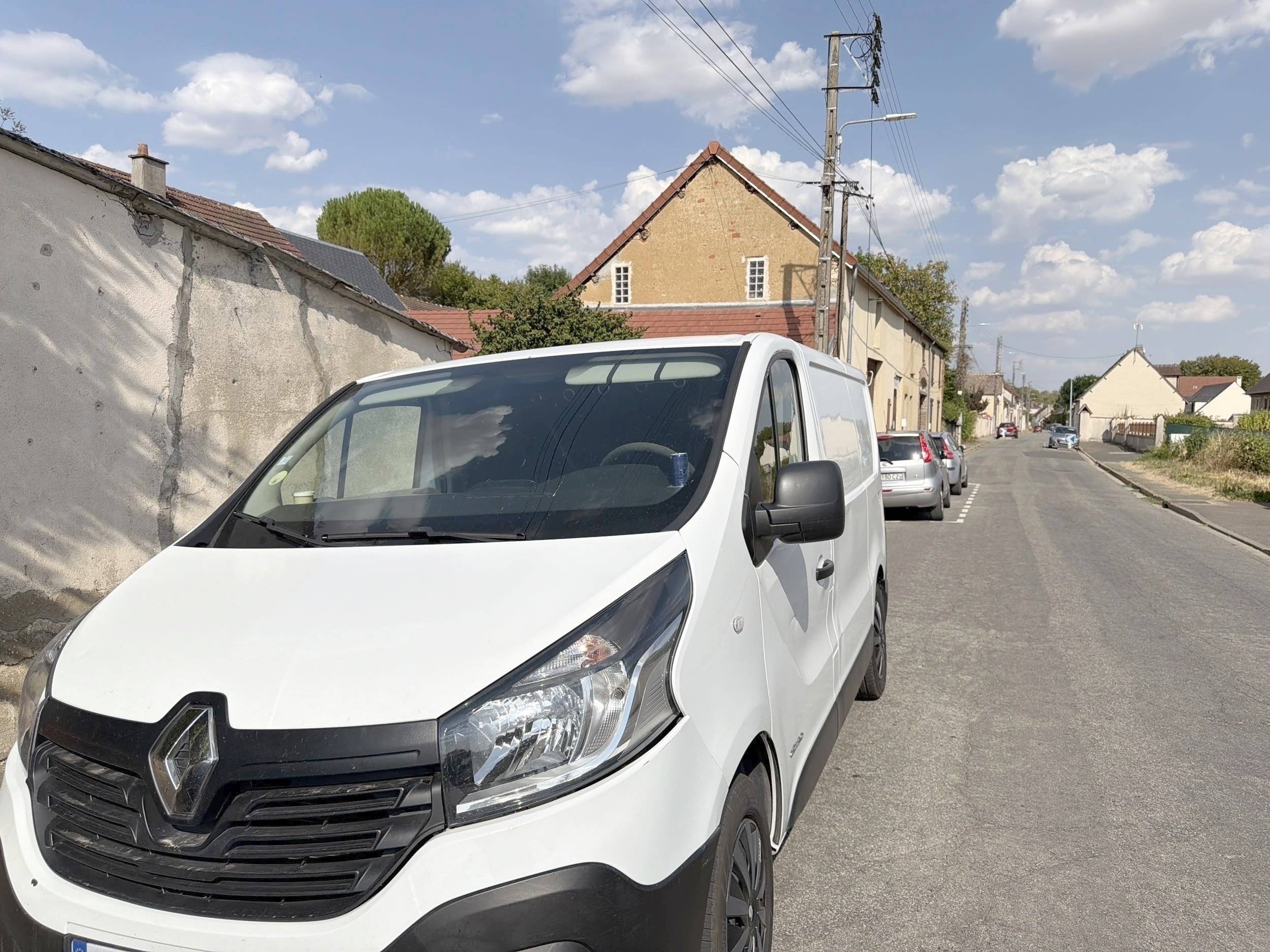 Front view from 3/4 Renault Trafic 1,6 l 120 ch - Yescapa