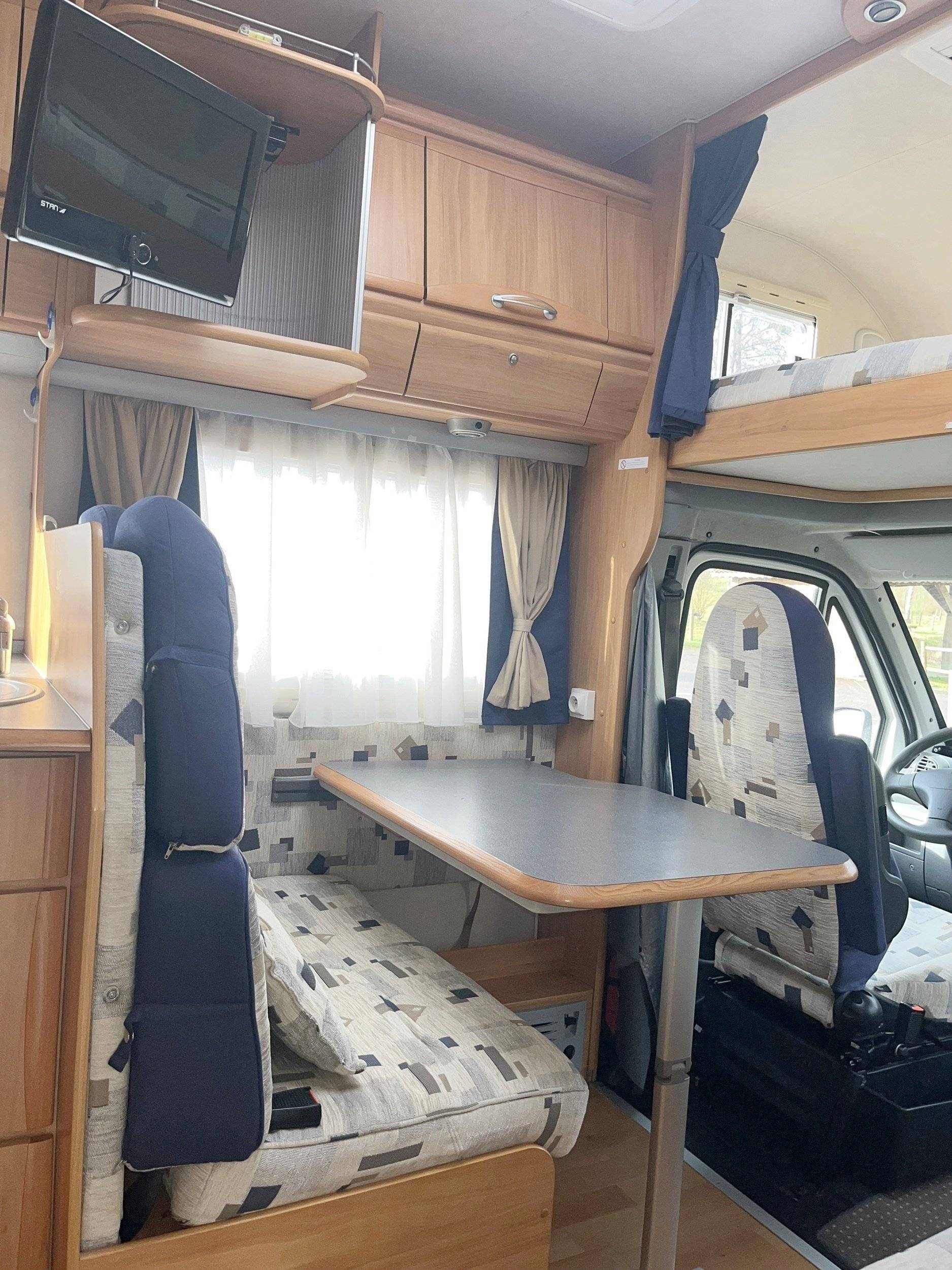 Dining Area Fiat - Yescapa