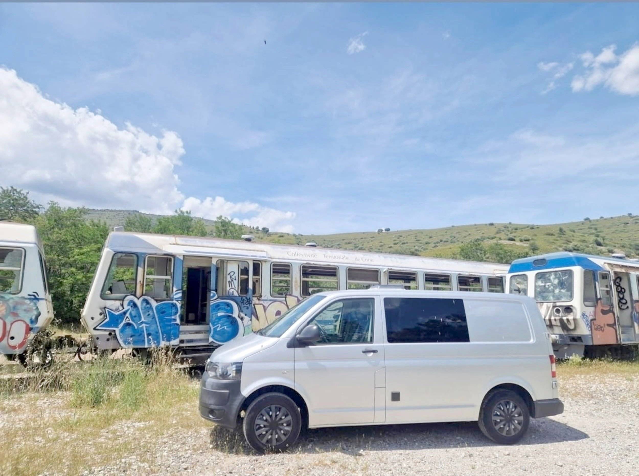 Vista de 3/4 Volkswagen Transporteur - Yescapa