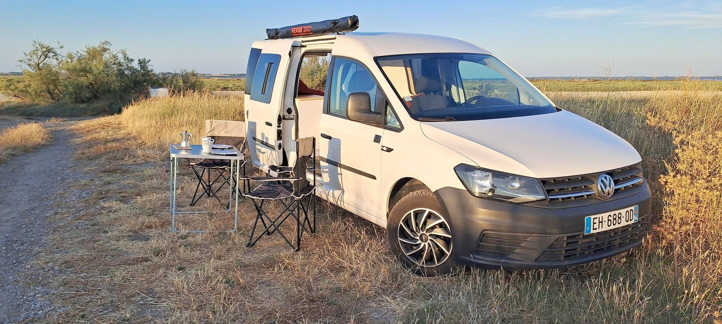 Front view from 3/4 Volkswagen Caddy 2,0 l 102 ch - Yescapa
