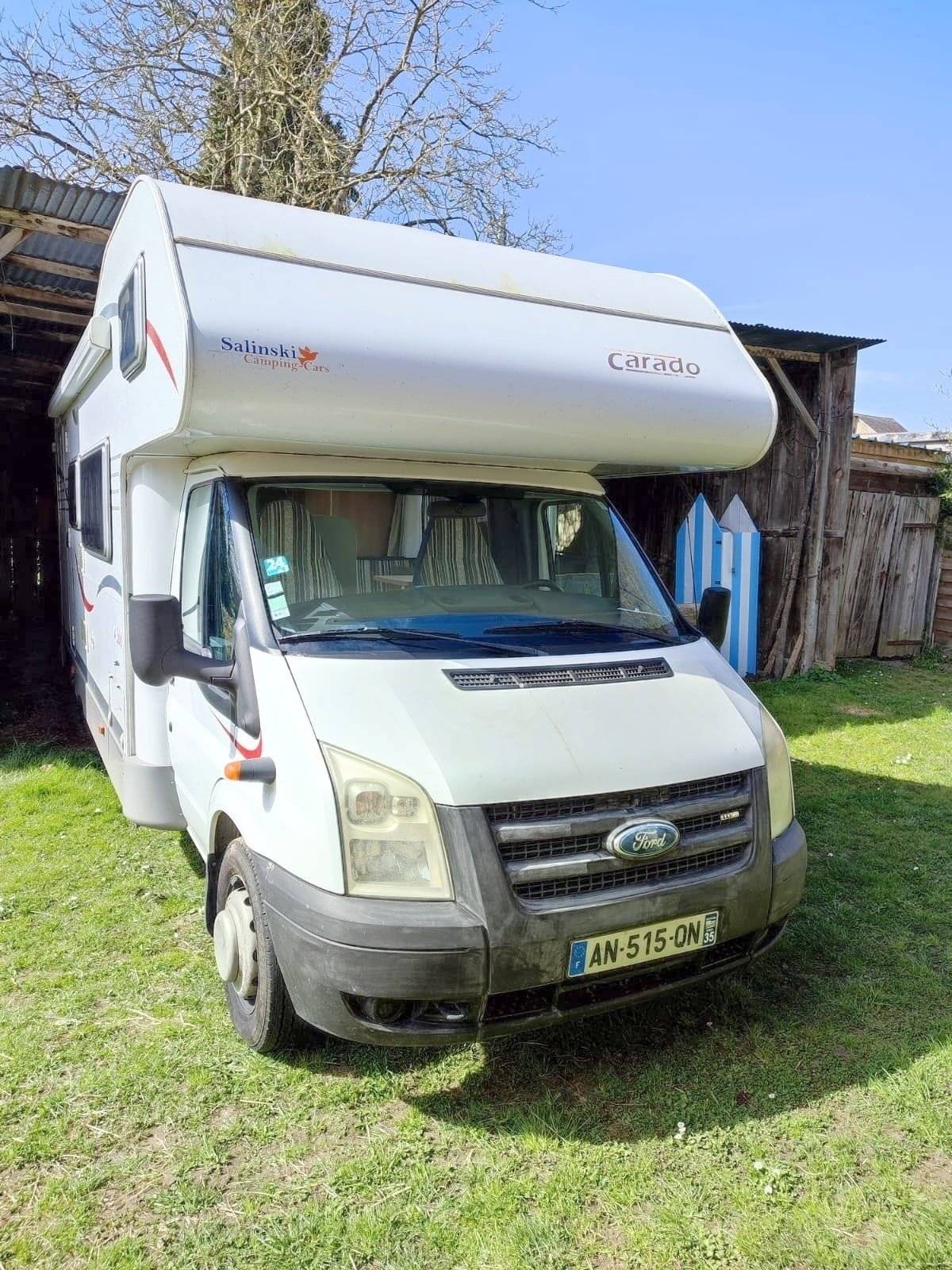 Vue avant de 3/4 Ford Transit 2,2 l 125 ch - Yescapa
