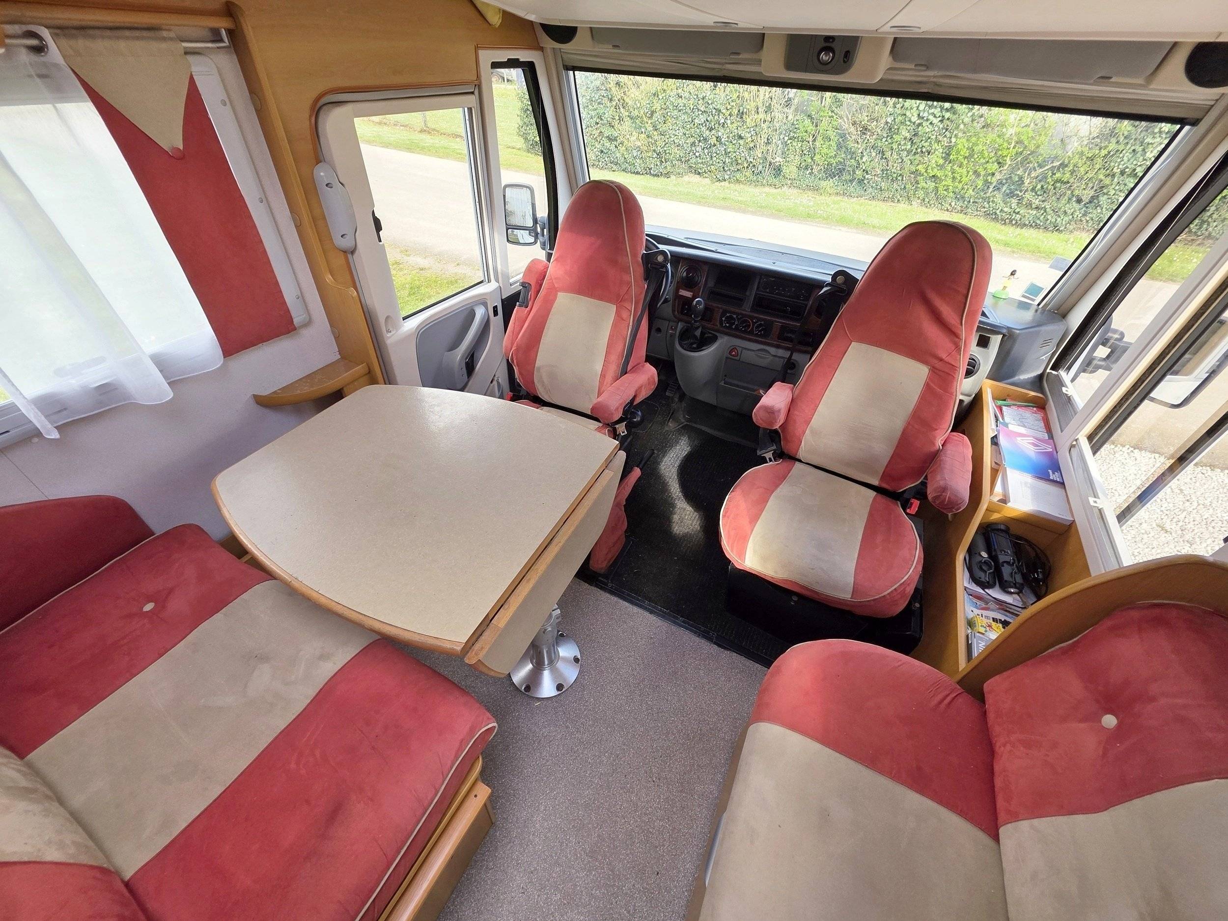 Área de jantar Renault Master 2,3 l 150 ch - Yescapa