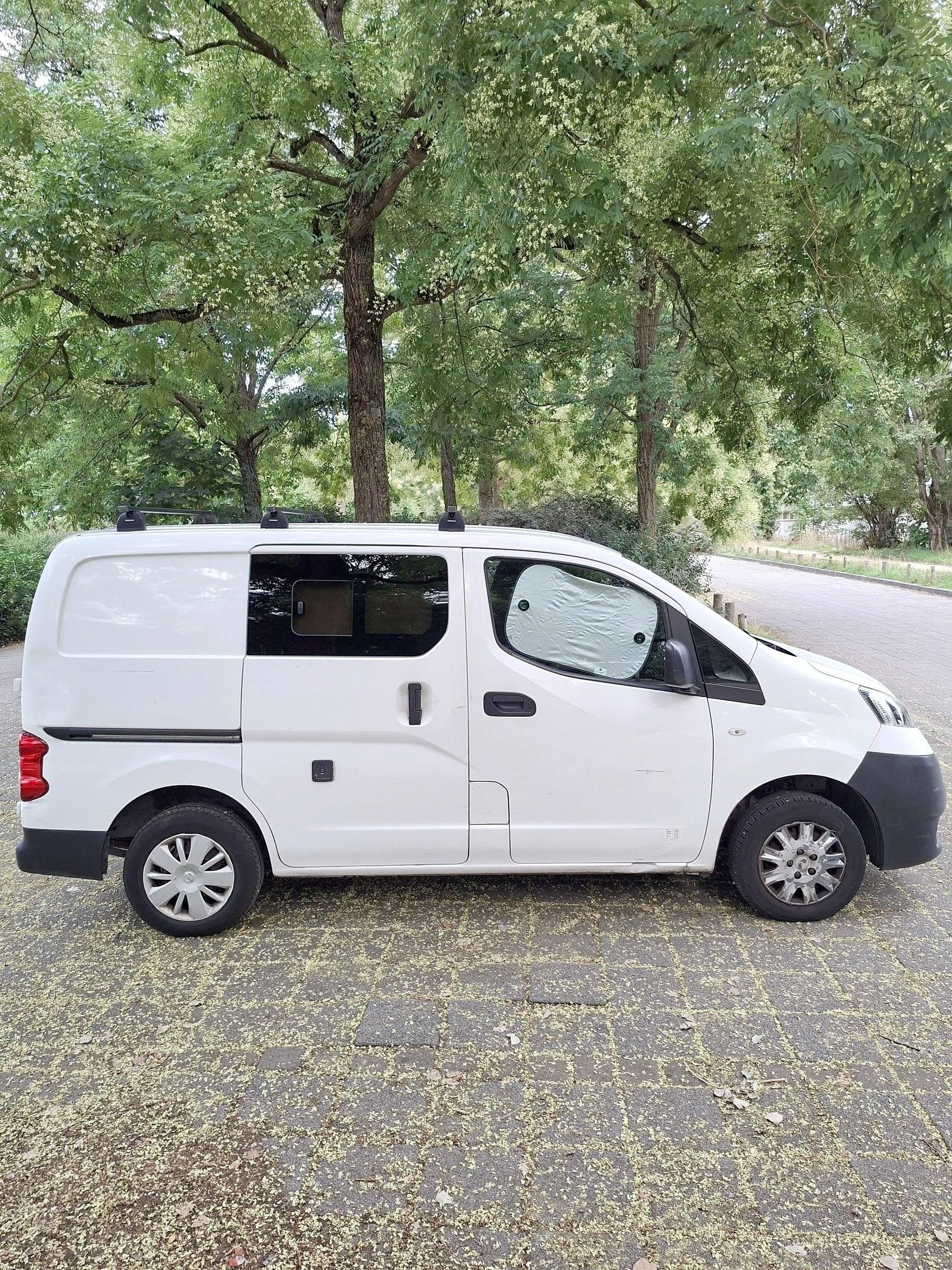 schräge Vorderansicht Nissan NV200 - Yescapa