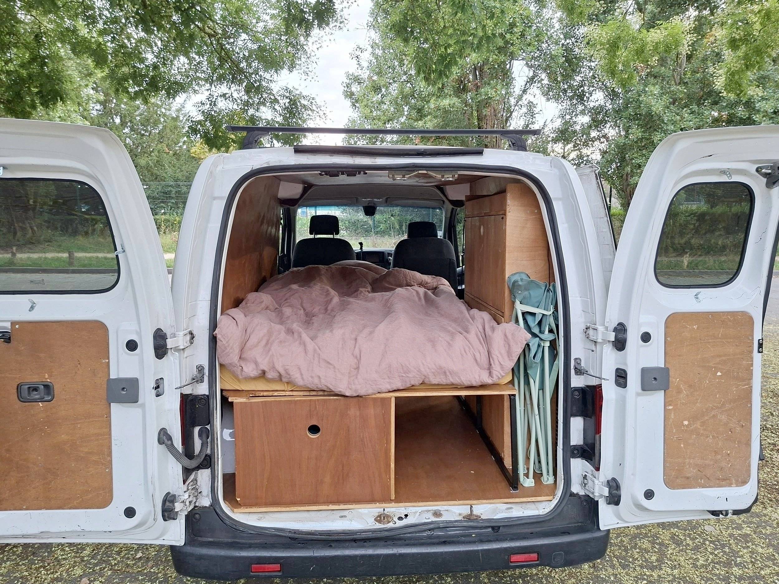 schräge Vorderansicht Nissan NV200 - Yescapa