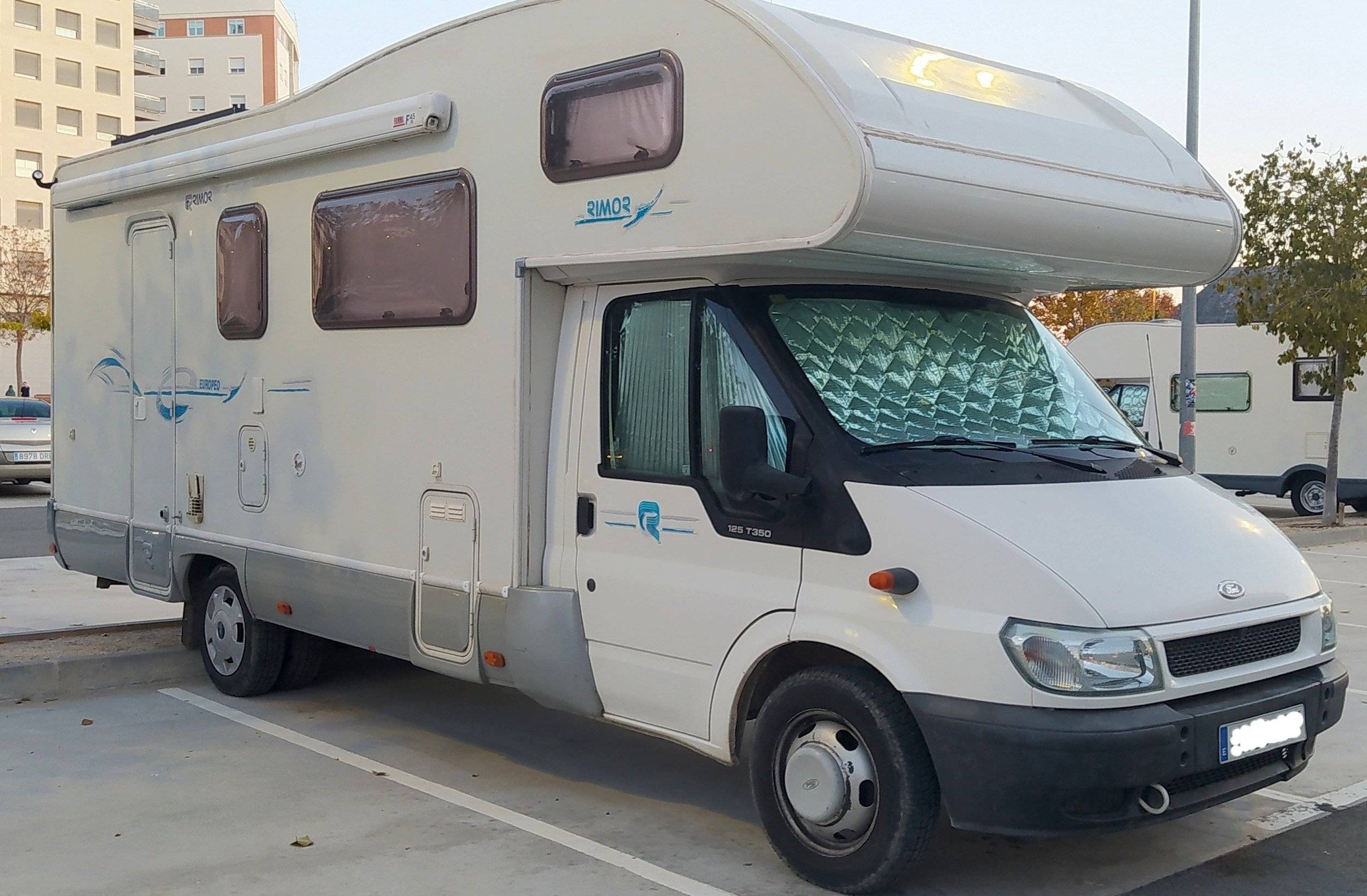 Voorkant 3/4 Ford ford transit - Yescapa