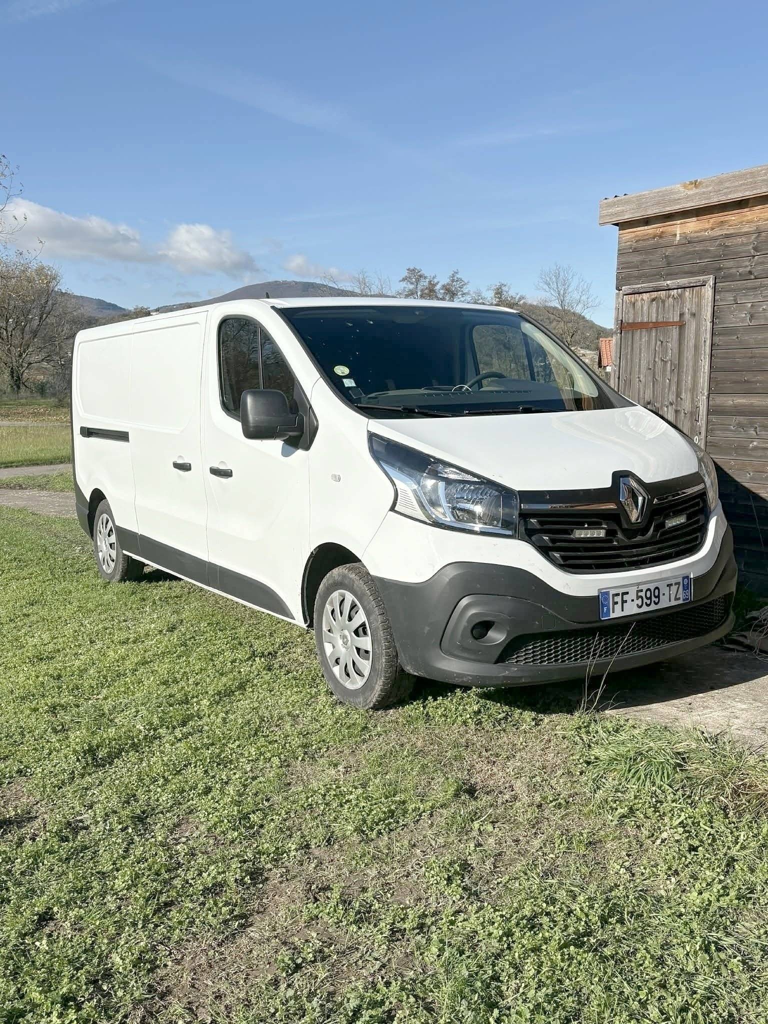 Vista de 3/4 Renault RENAULT TRAFIC - Yescapa