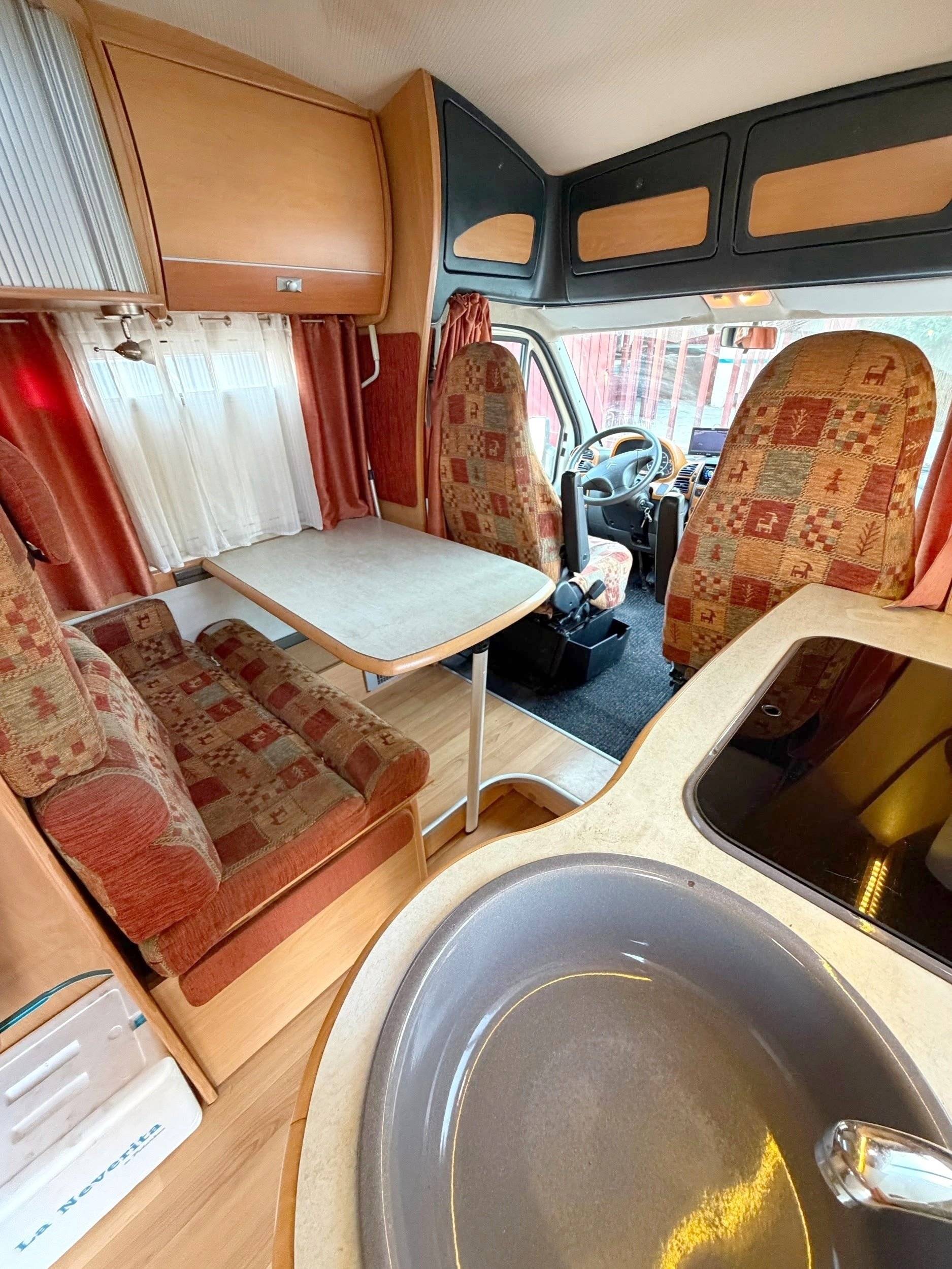 Dining Area Citroën Jumper 2,8 HDI 127 cv - Yescapa