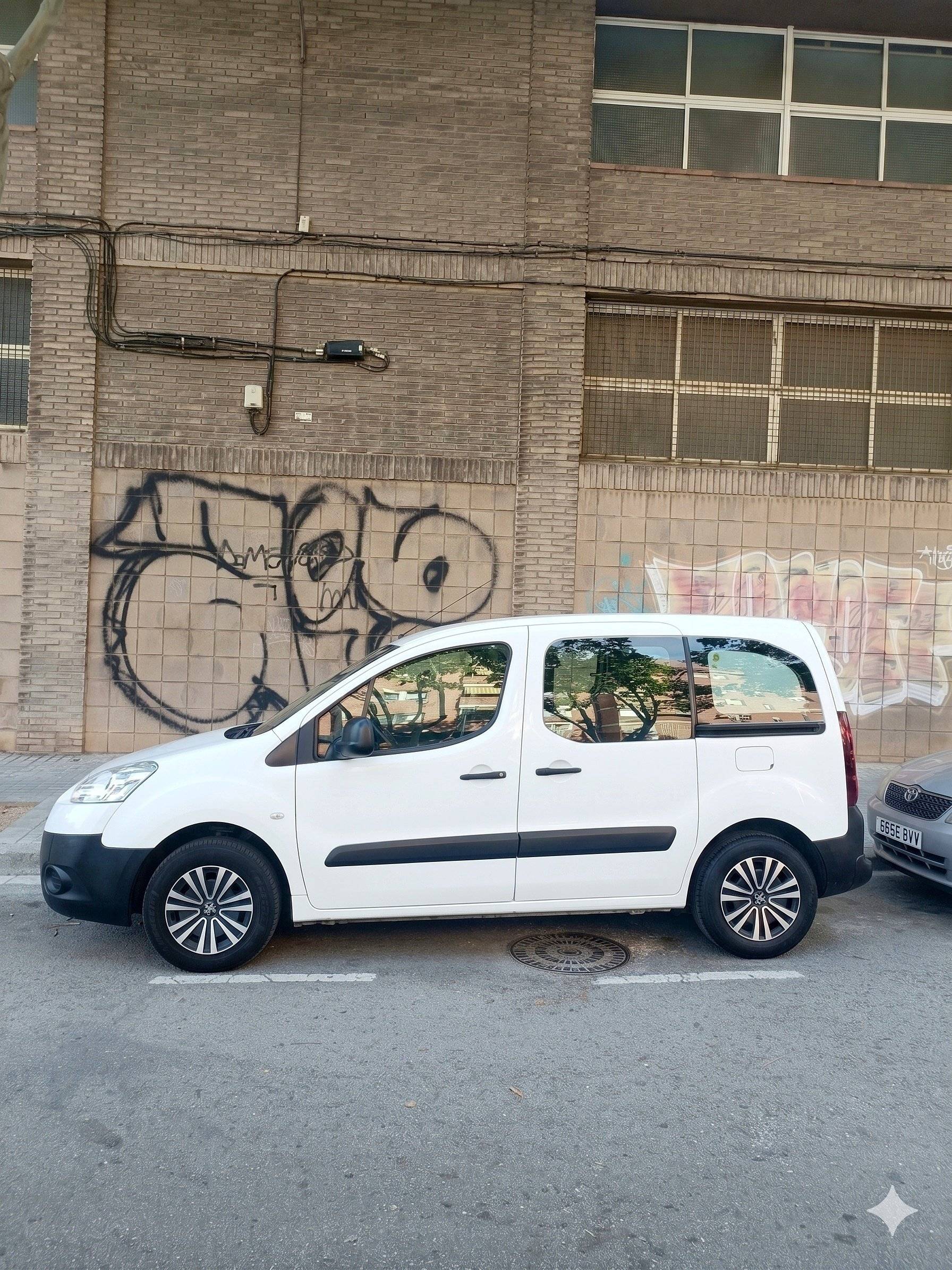Front view from 3/4 Peugeot partner teppe - Yescapa