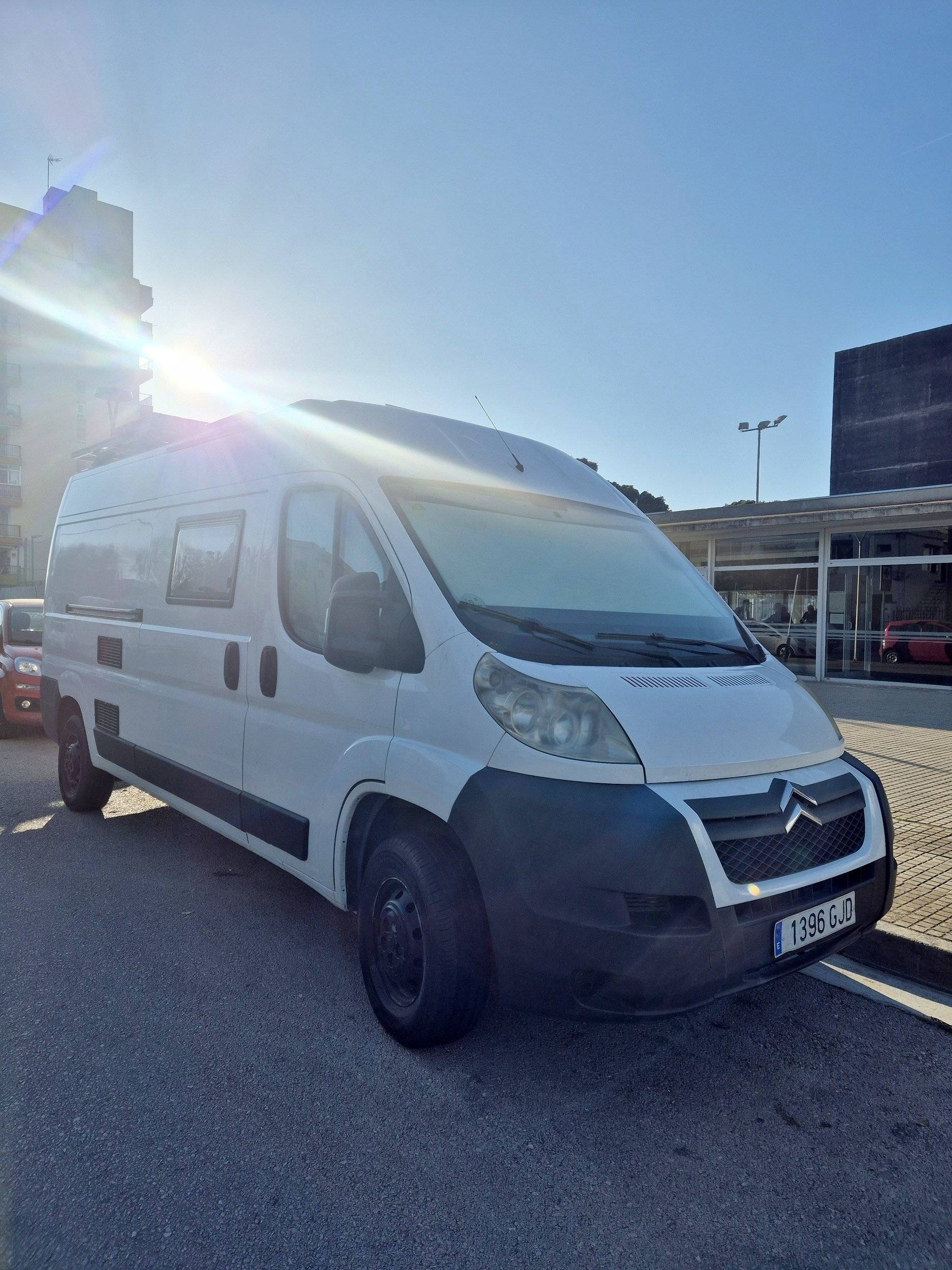 Vue avant de 3/4 Citroën Jumper 2,2 l 110 ch - Yescapa