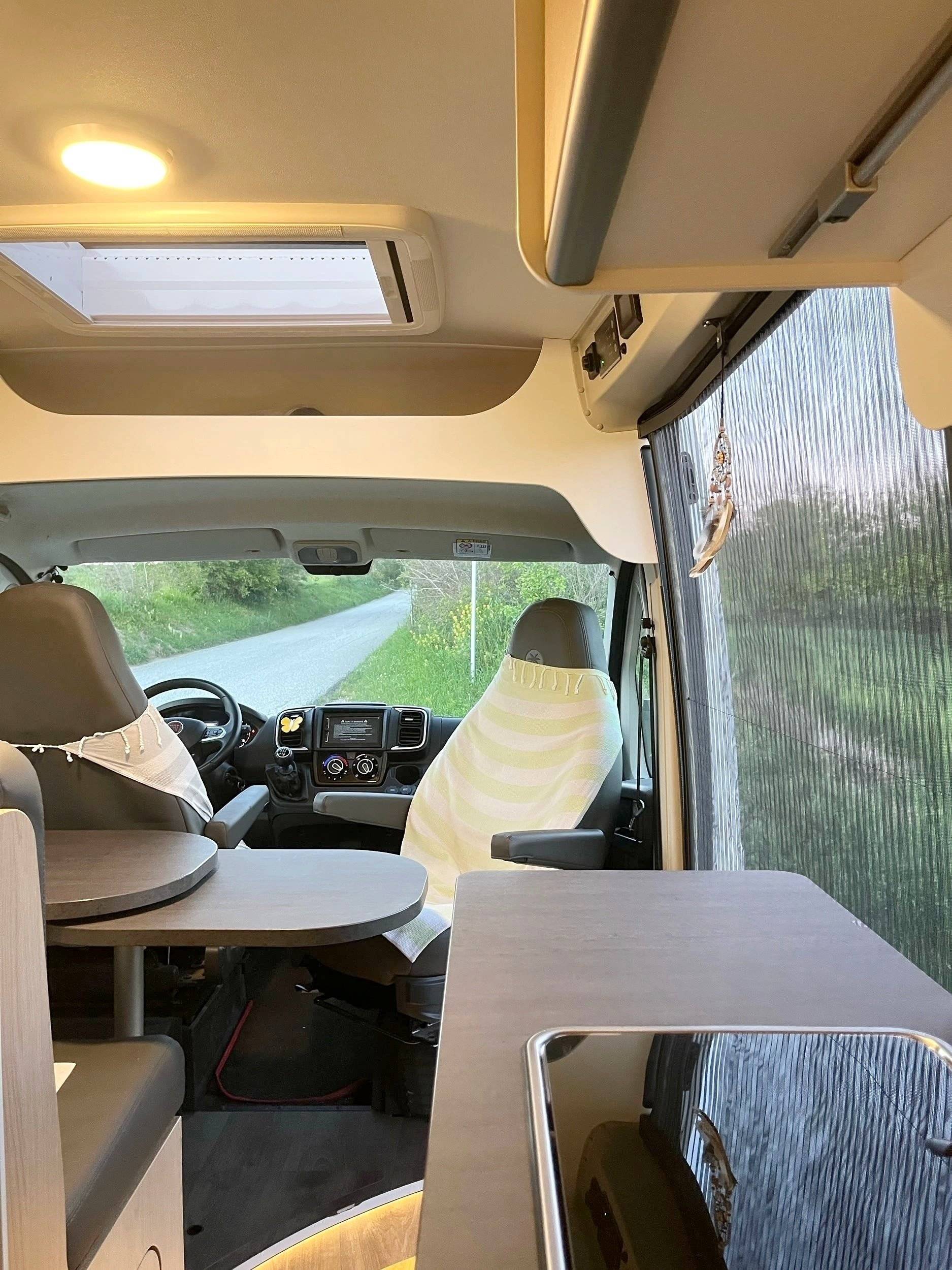 Dining Area Fiat Ducato 2,3 l Multijet. - Yescapa