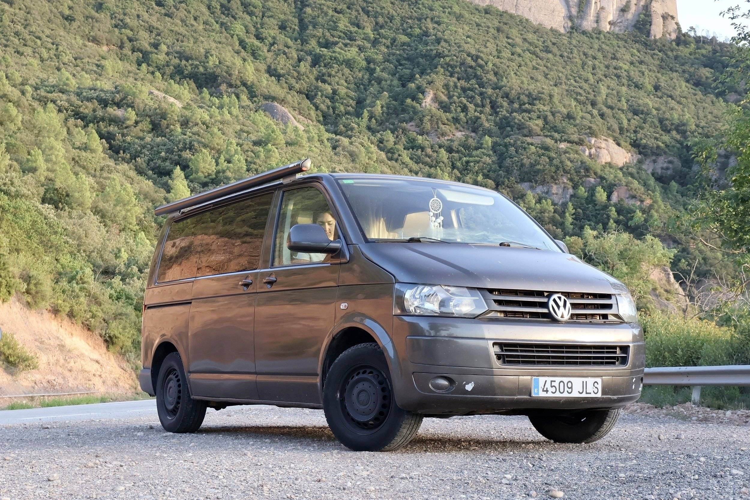 Vista frontale a ¾ Volkswagen Volkswagen T5 4motion 140cv - Yescapa