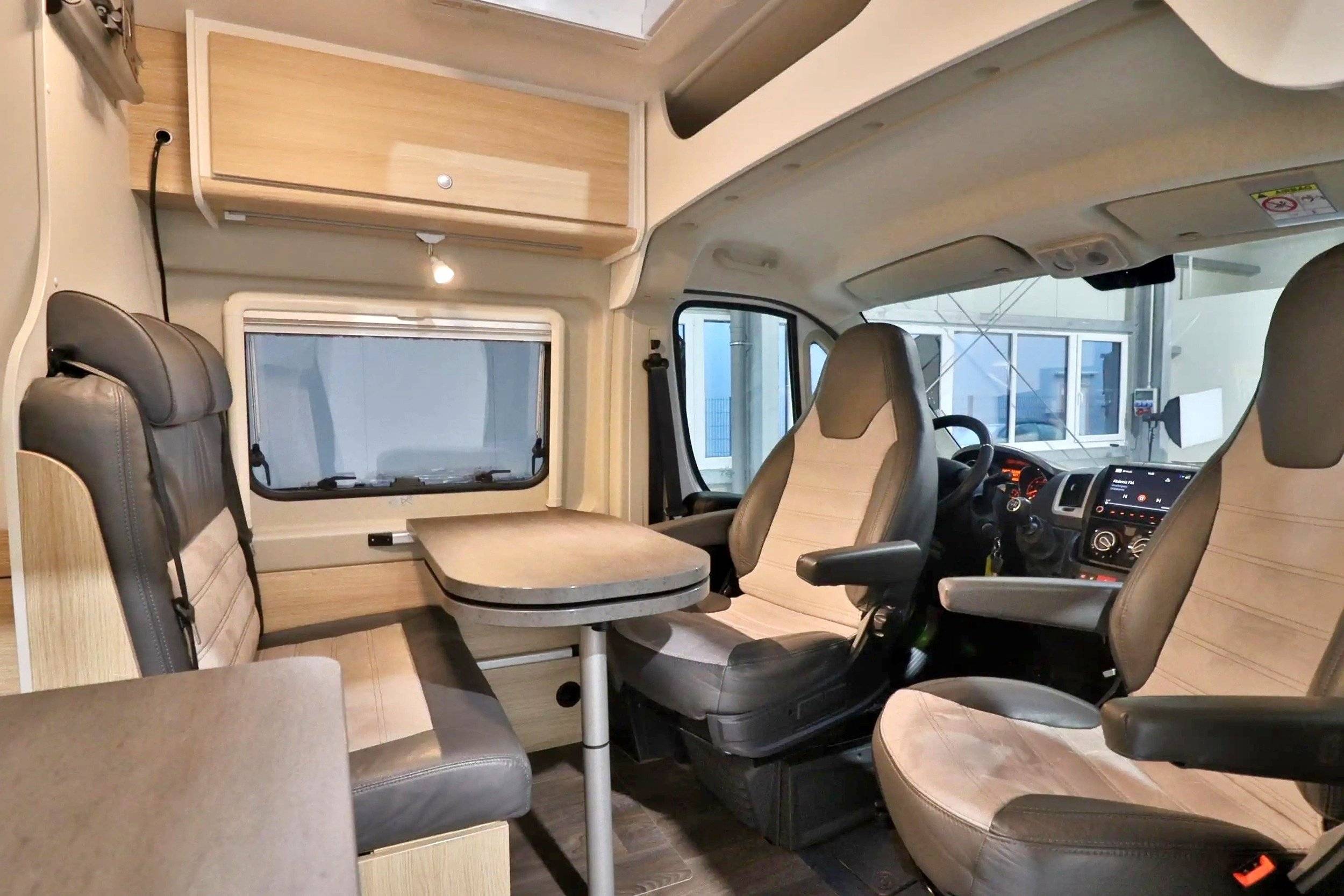 Dining Area Peugeot Boxer 2.2 140cv - Yescapa