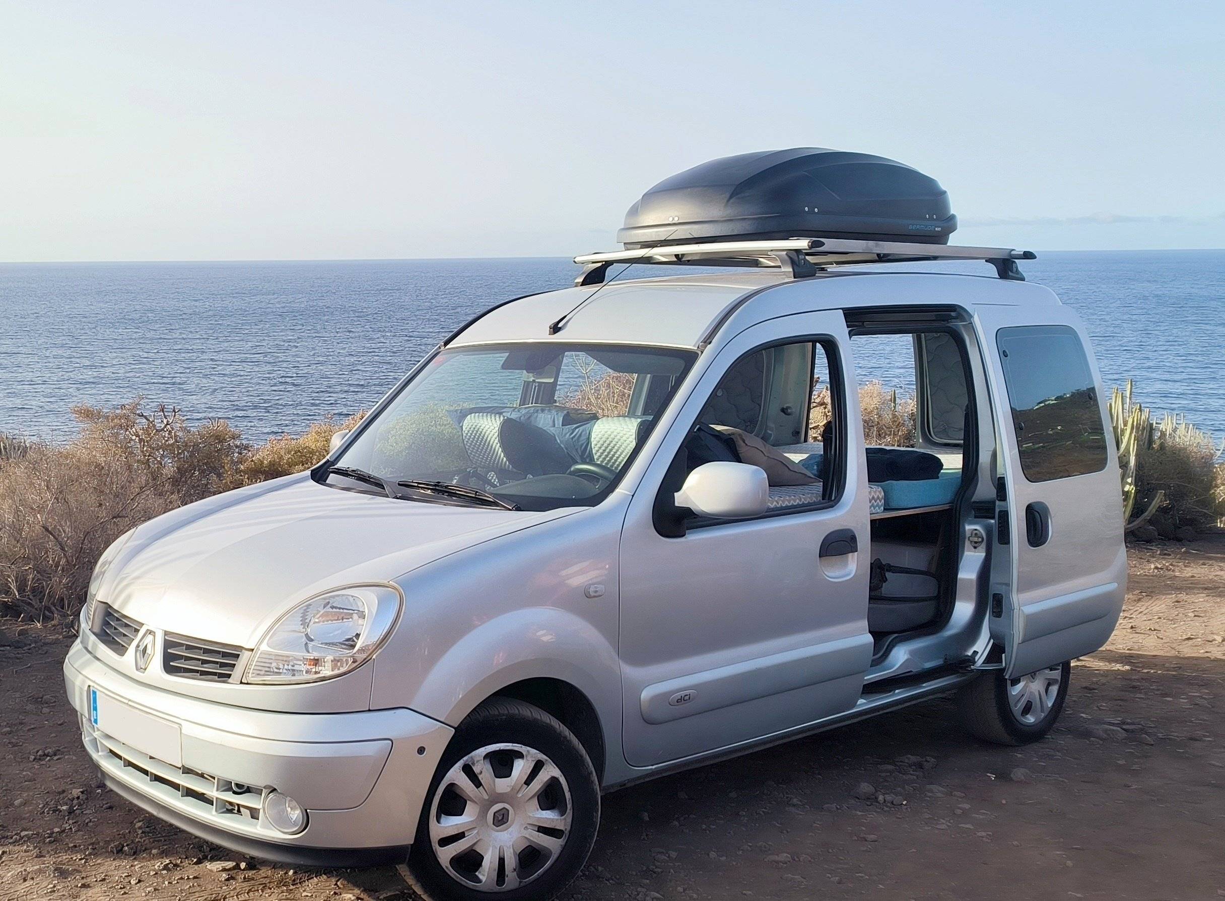 Vue avant de 3/4 Renault Renault Kangoo - Yescapa