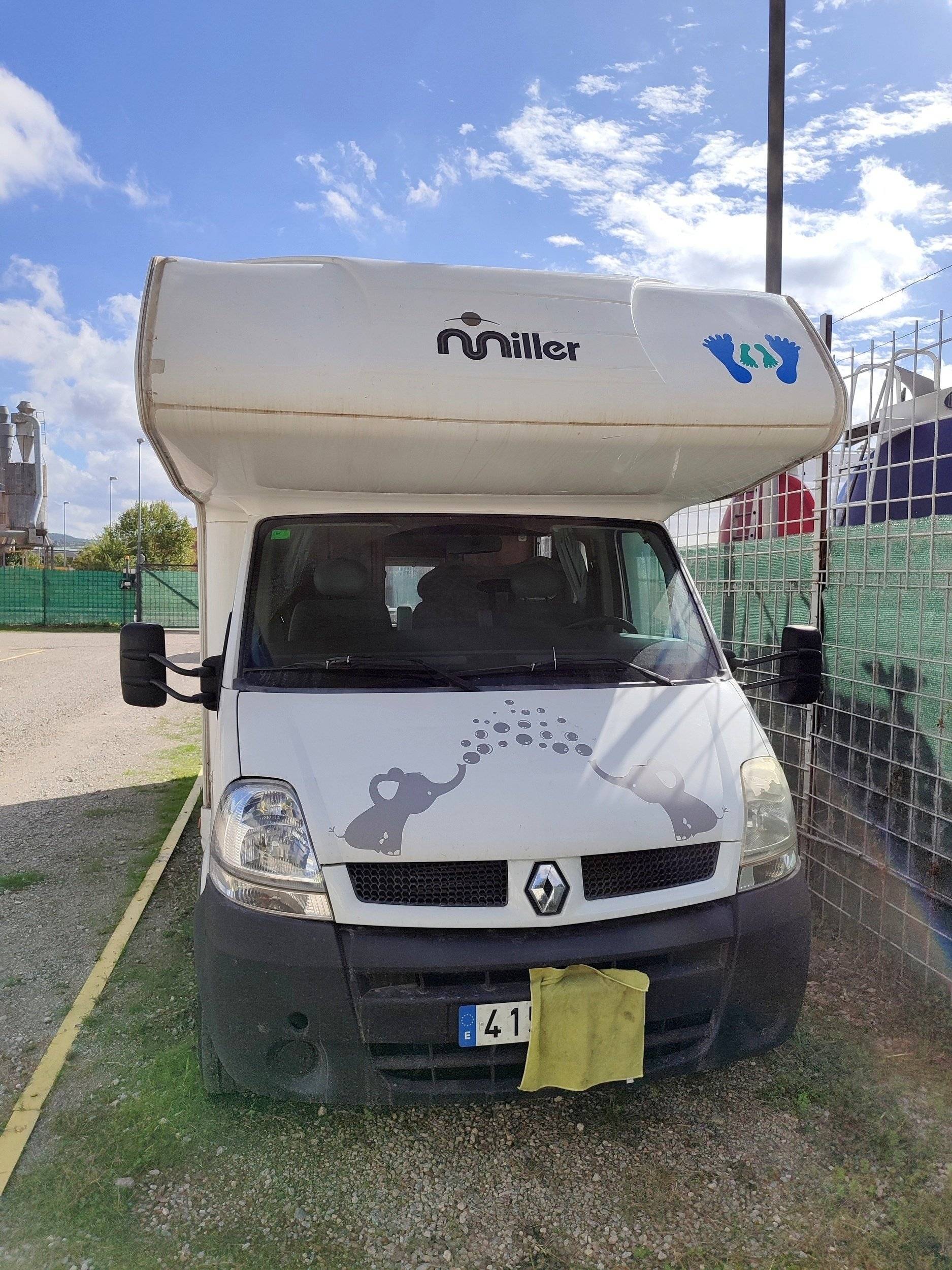 Vista de 3/4 Renault Master 3,0 l. dCi 140 ch. - Yescapa