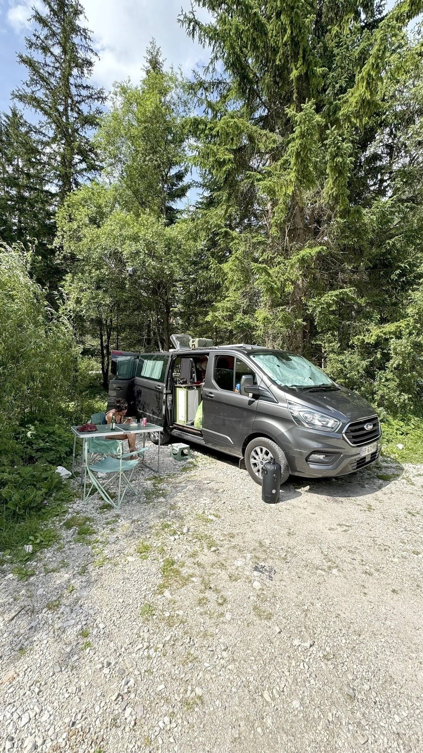 Vue avant de 3/4 Ford Transit Custom 2,0 l 130 ch - Yescapa