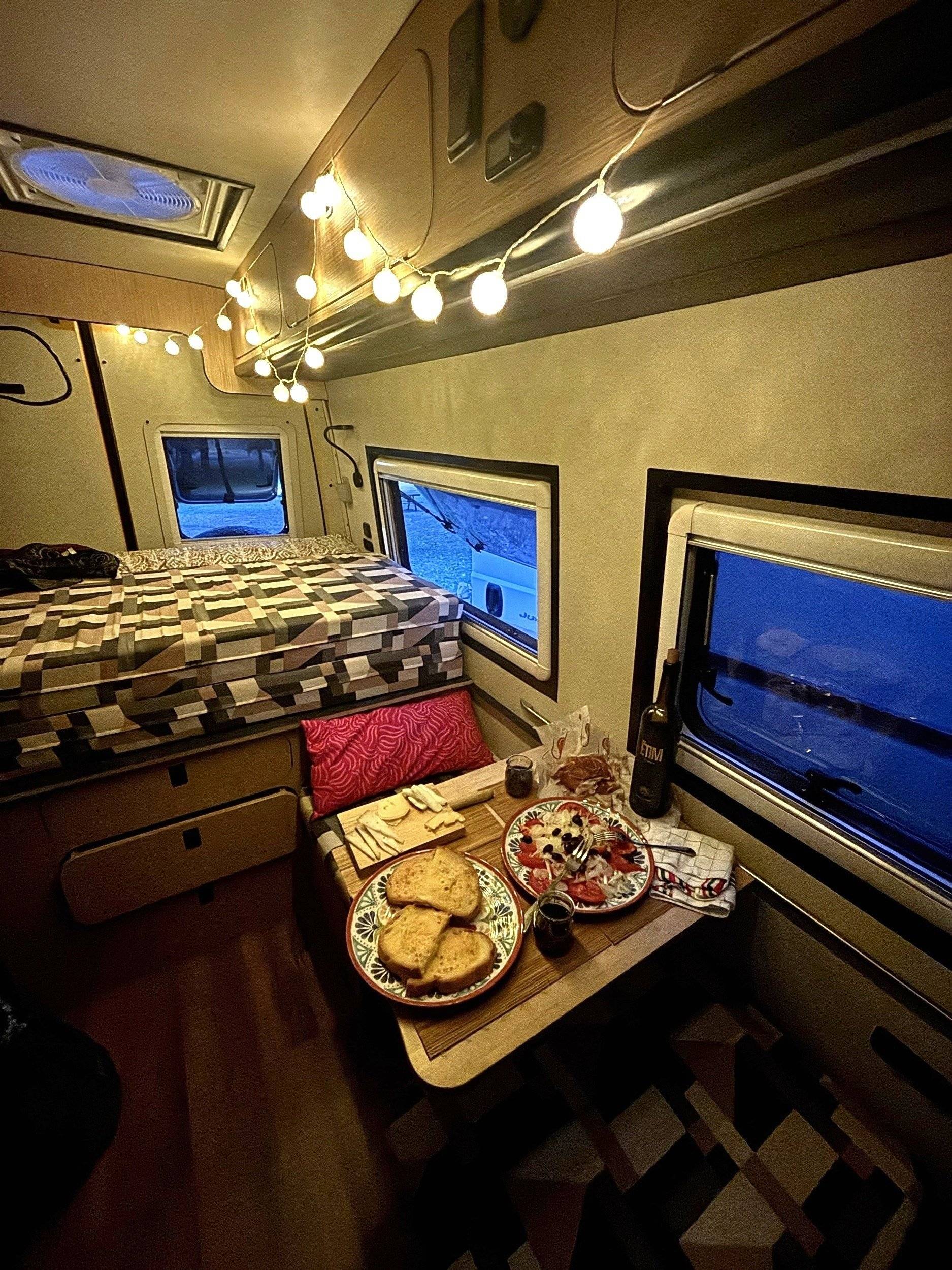 Dining Area Mercedes Sprinter 4x4 316 CDI 2,2 l 163 ch - Yescapa