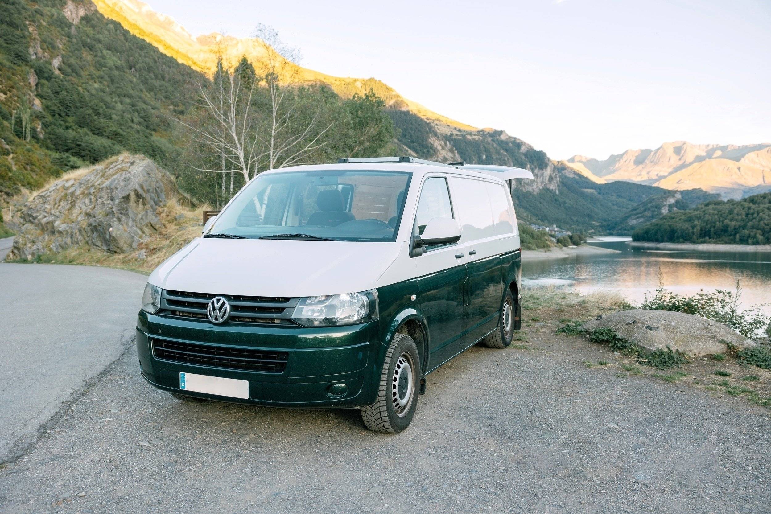Vista frontale a ¾ Volkswagen Volkswagen Transporter - Yescapa