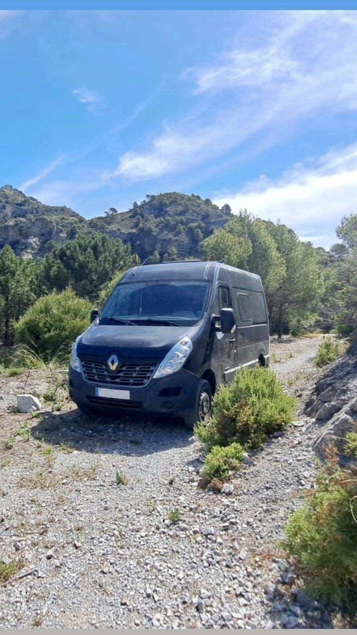 Front view from 3/4 Renault 2,3 l 125 ch - Yescapa