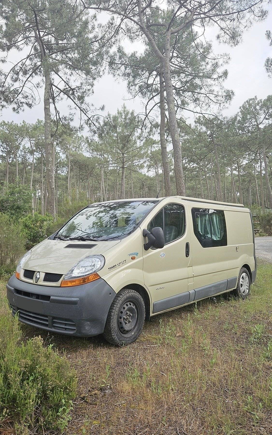 Vista de 3/4 Renault Trafic 1.9 100ch - Yescapa
