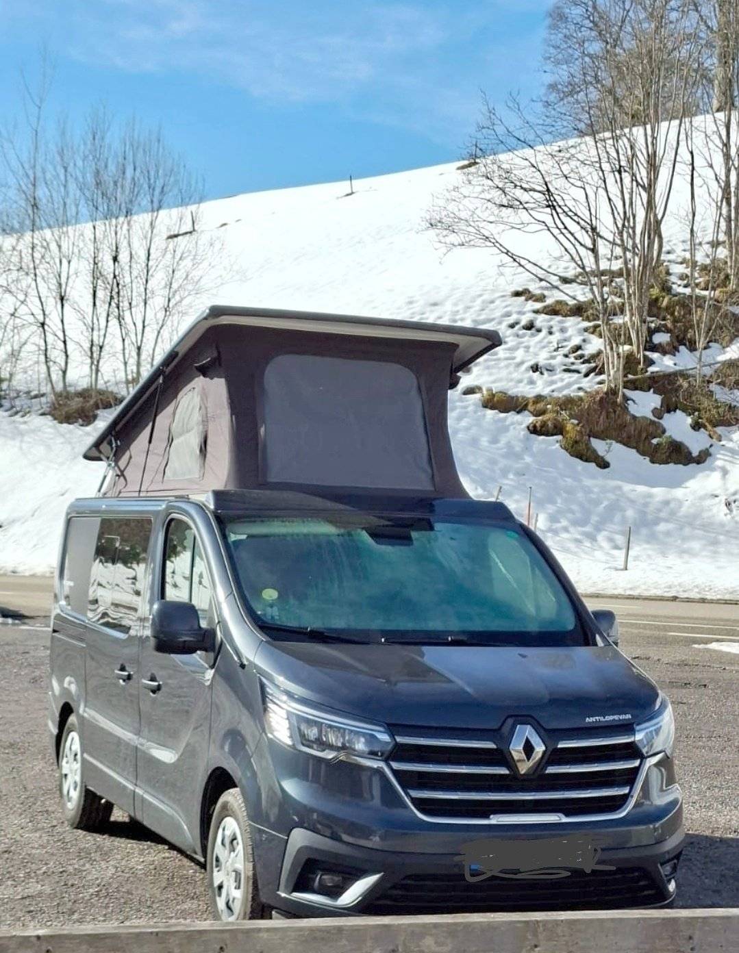 Front view from 3/4 Renault - Yescapa