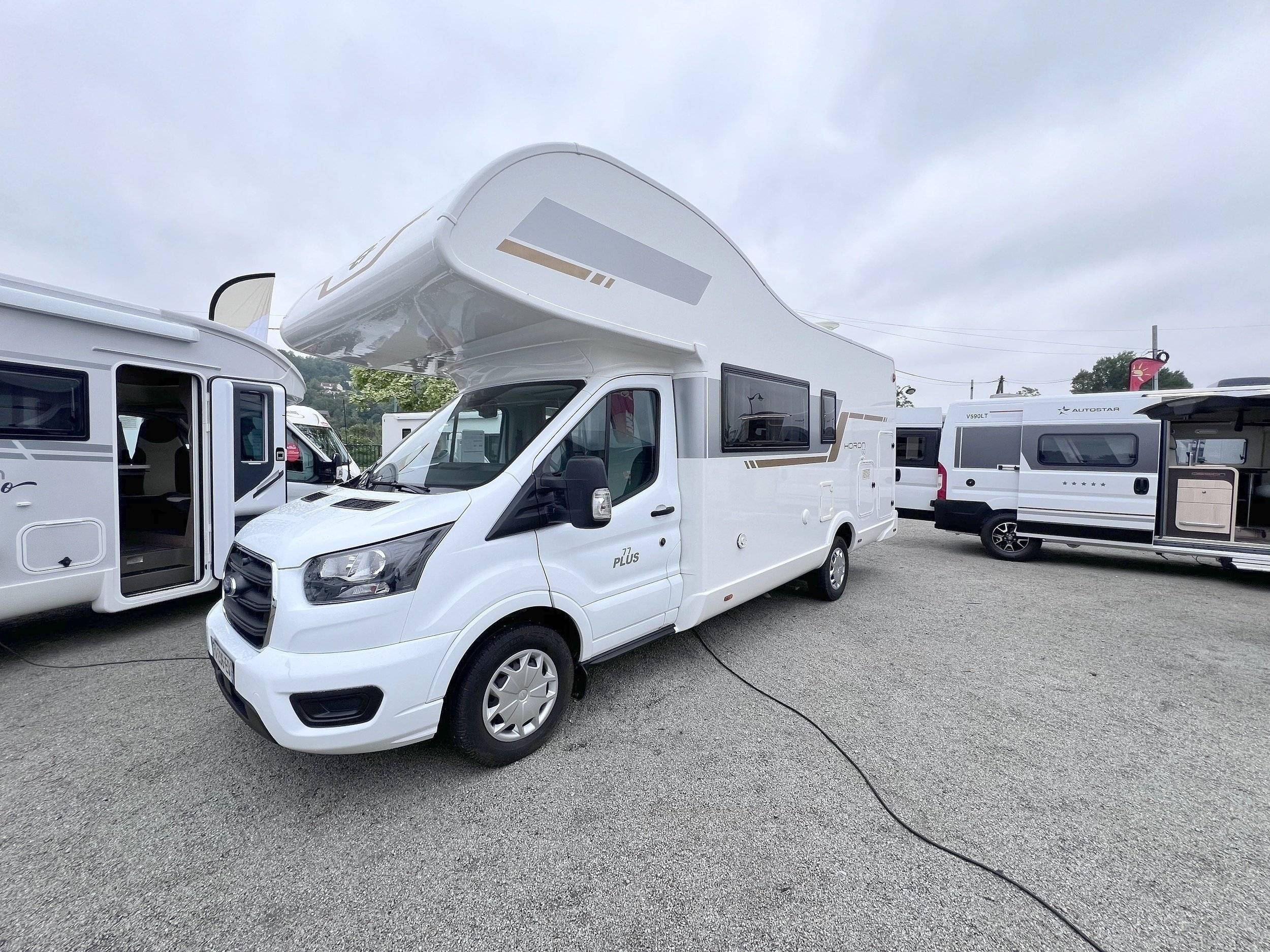 Voorkant 3/4 Ford Transit 2,0 l 130 ch - Yescapa