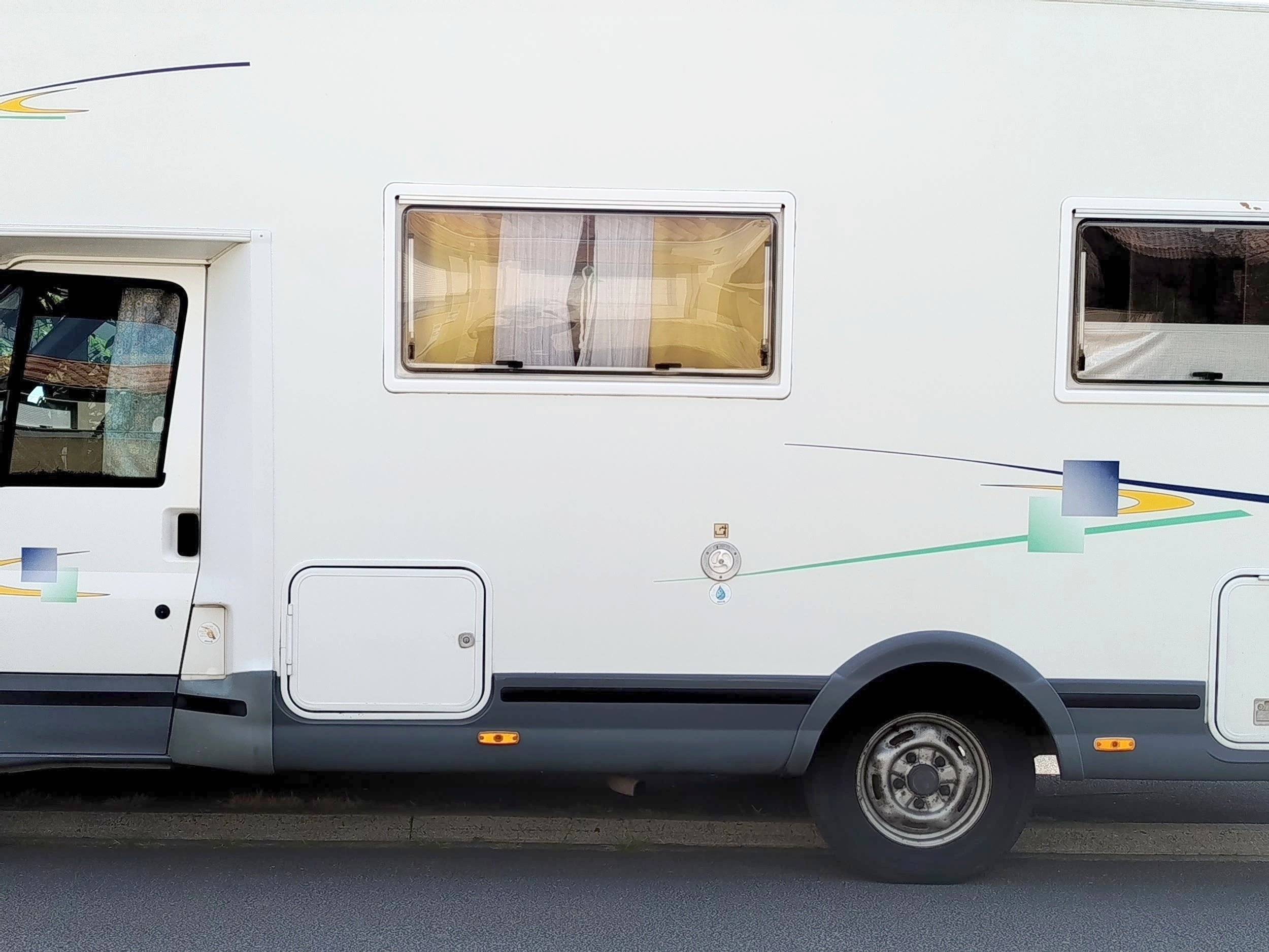 Vista frontale a ¾ Ford chausson - Yescapa