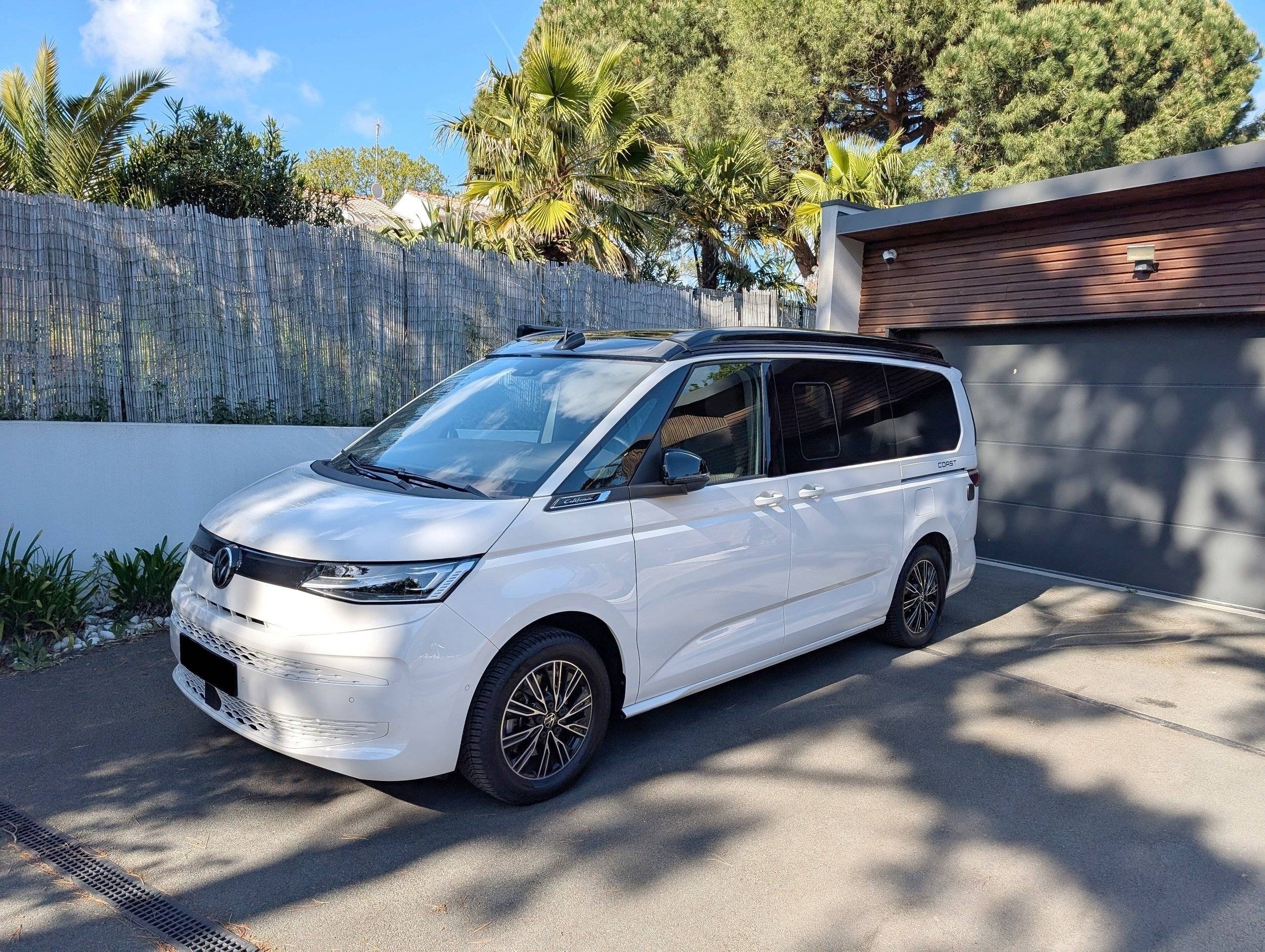 Vista de 3/4 Volkswagen California T7 Coast - Yescapa
