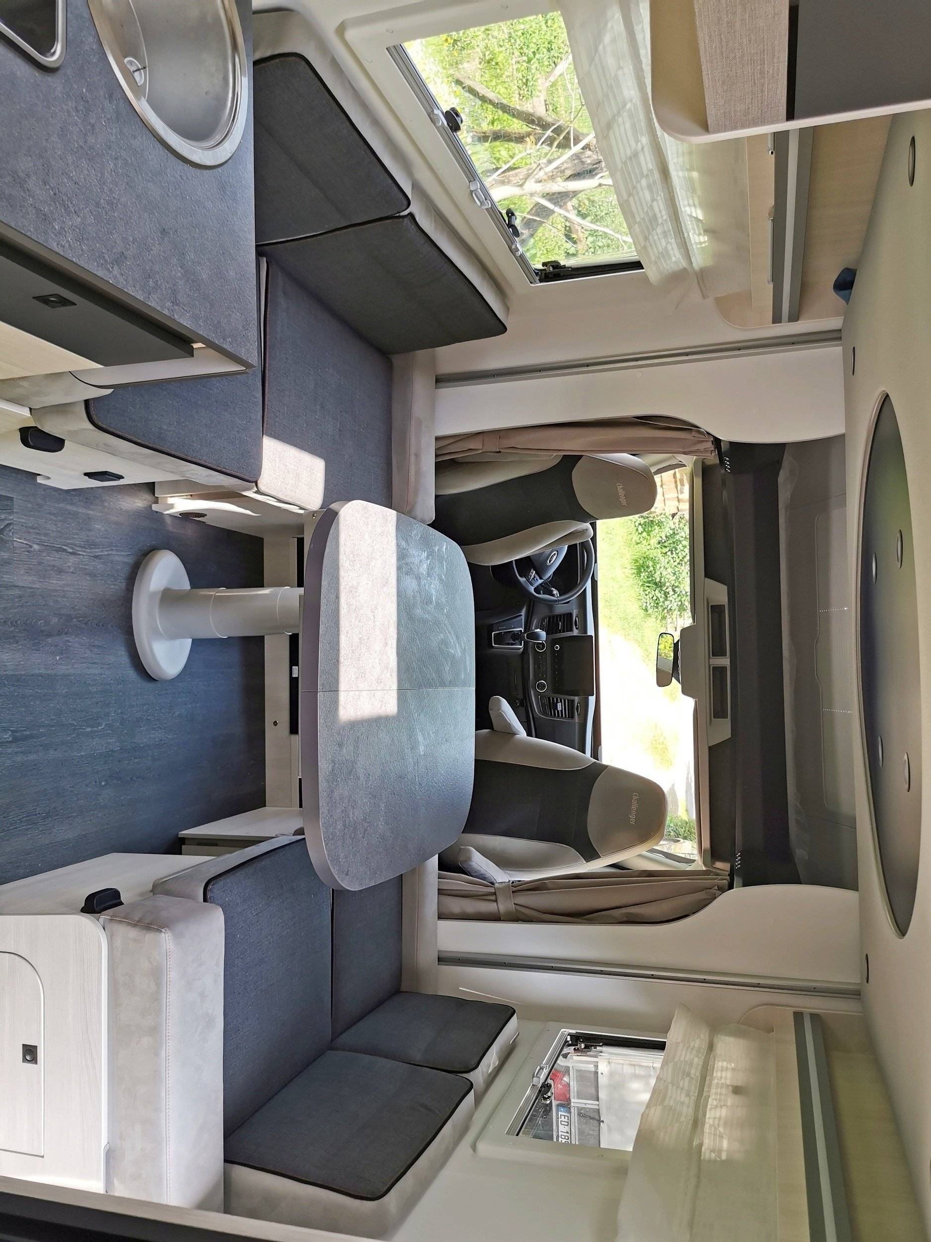 Dining Area Ford Transit 2,0 l 170 ch - Yescapa