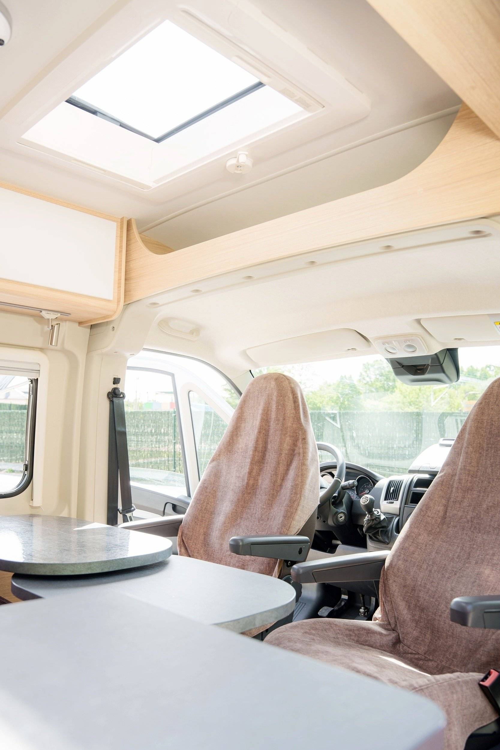 Dining Area Citroën 2.2L 140CV - Yescapa