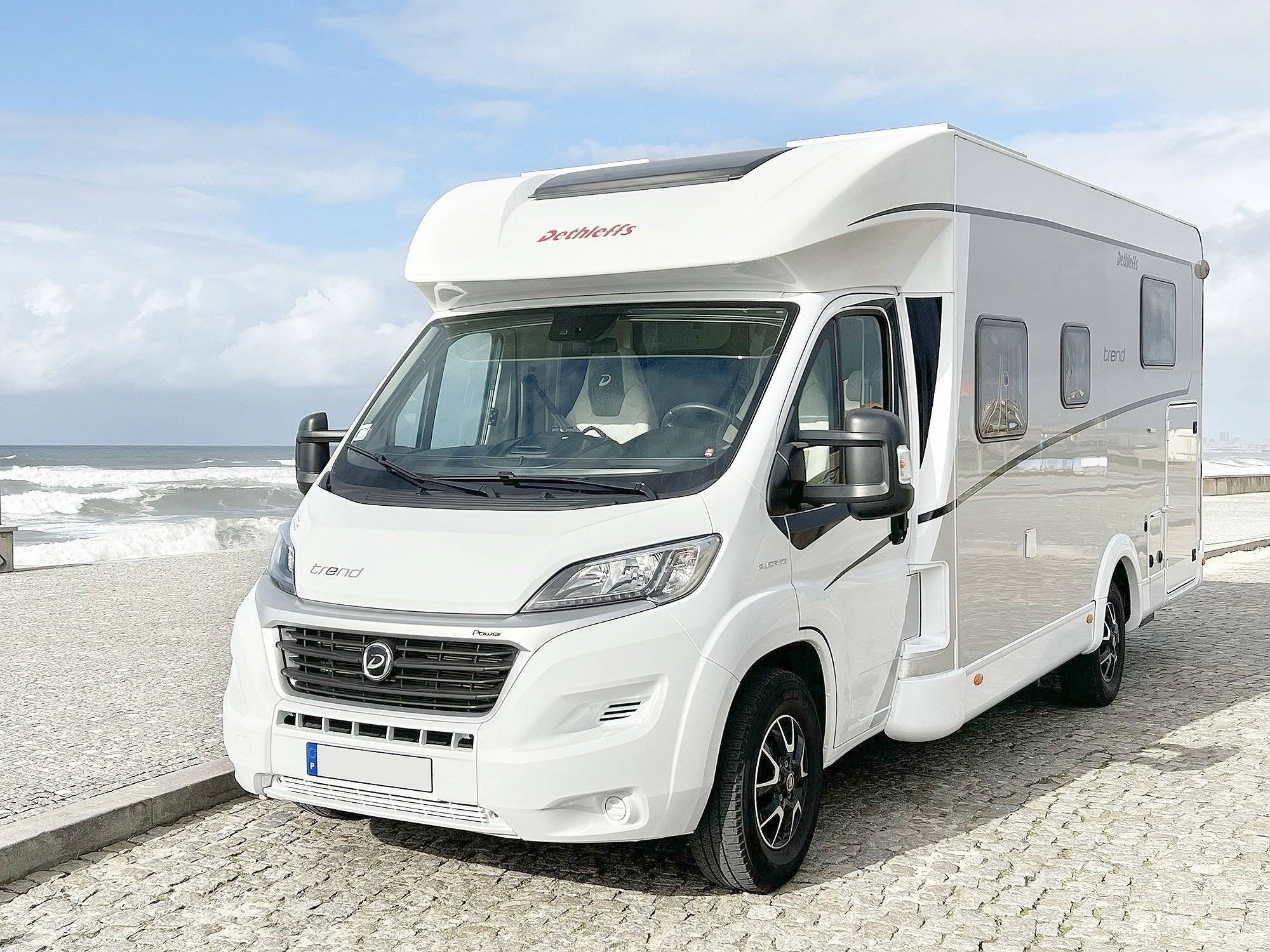 Vue avant de 3/4 Fiat Fiat Ducato - Yescapa