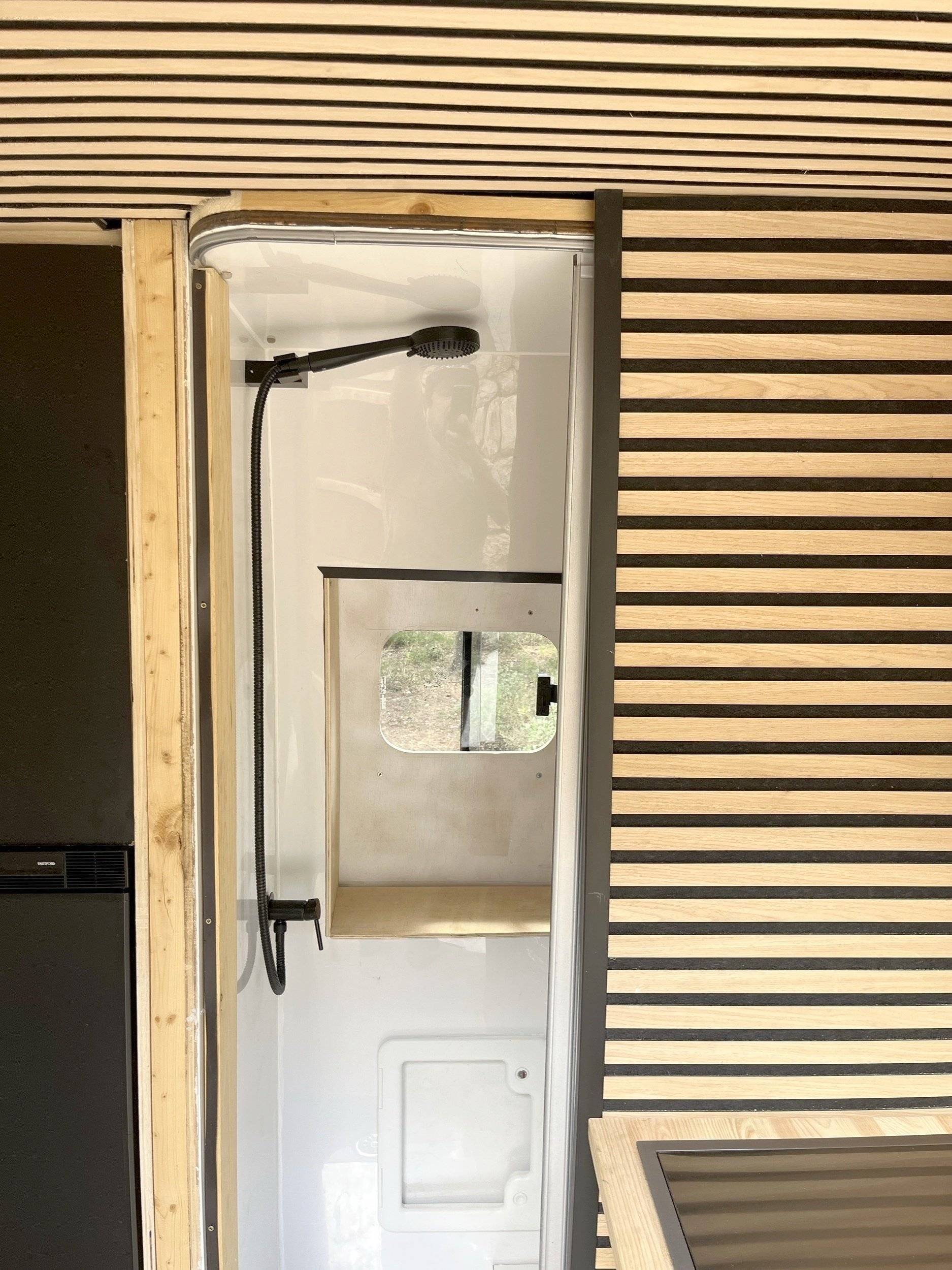 Vista del vehicle angle davanter Mercedes Sprinter 2,1 l 115 ch - Yescapa