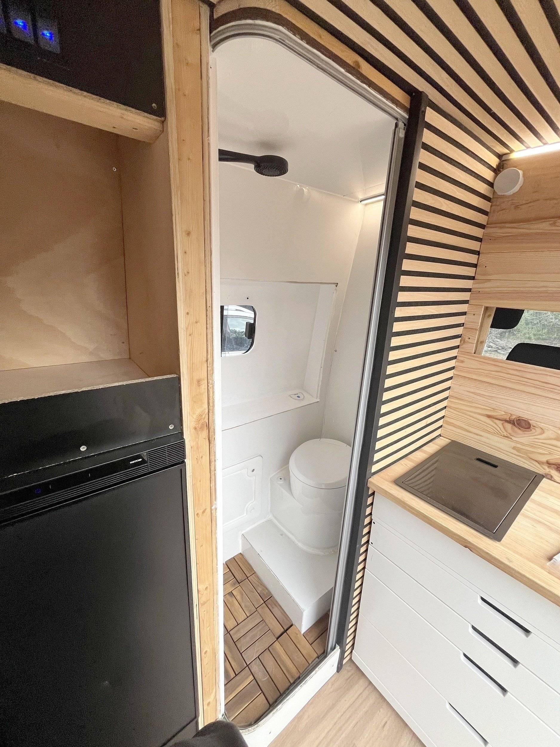Vista del vehicle angle davanter Mercedes Sprinter 2,1 l 115 ch - Yescapa