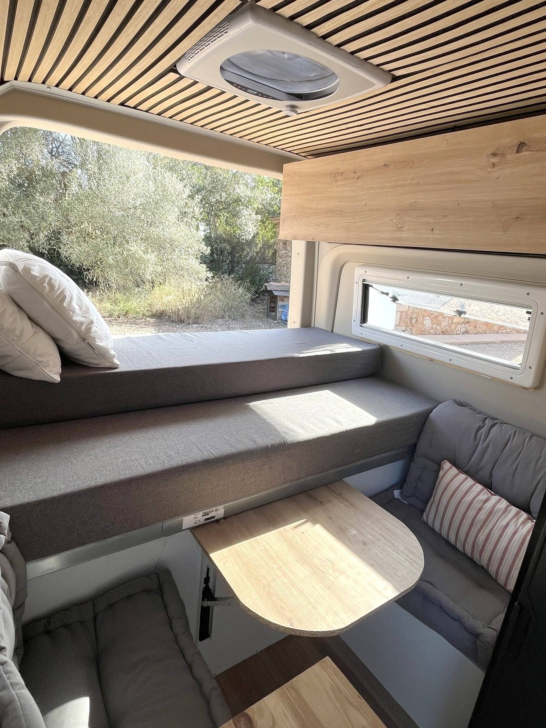 Vue avant de 3/4 Mercedes Sprinter 2,1 l 115 ch - Yescapa
