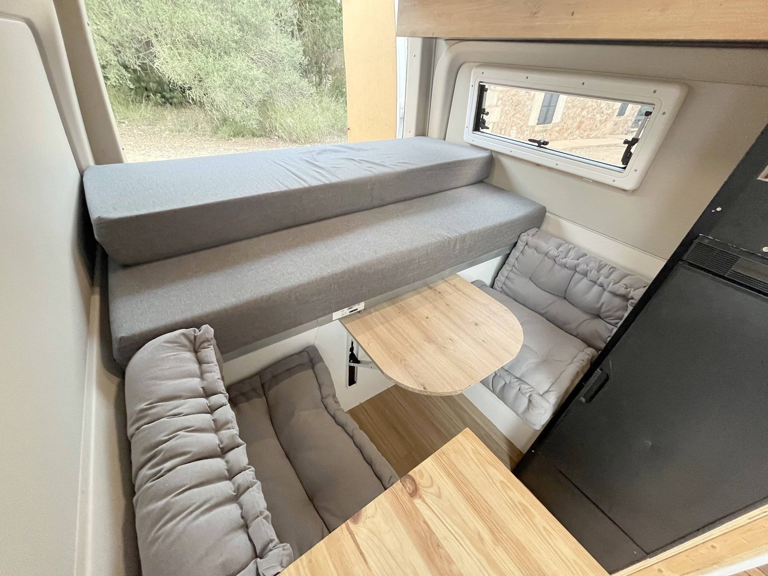 Vue avant de 3/4 Mercedes Sprinter 2,1 l 115 ch - Yescapa