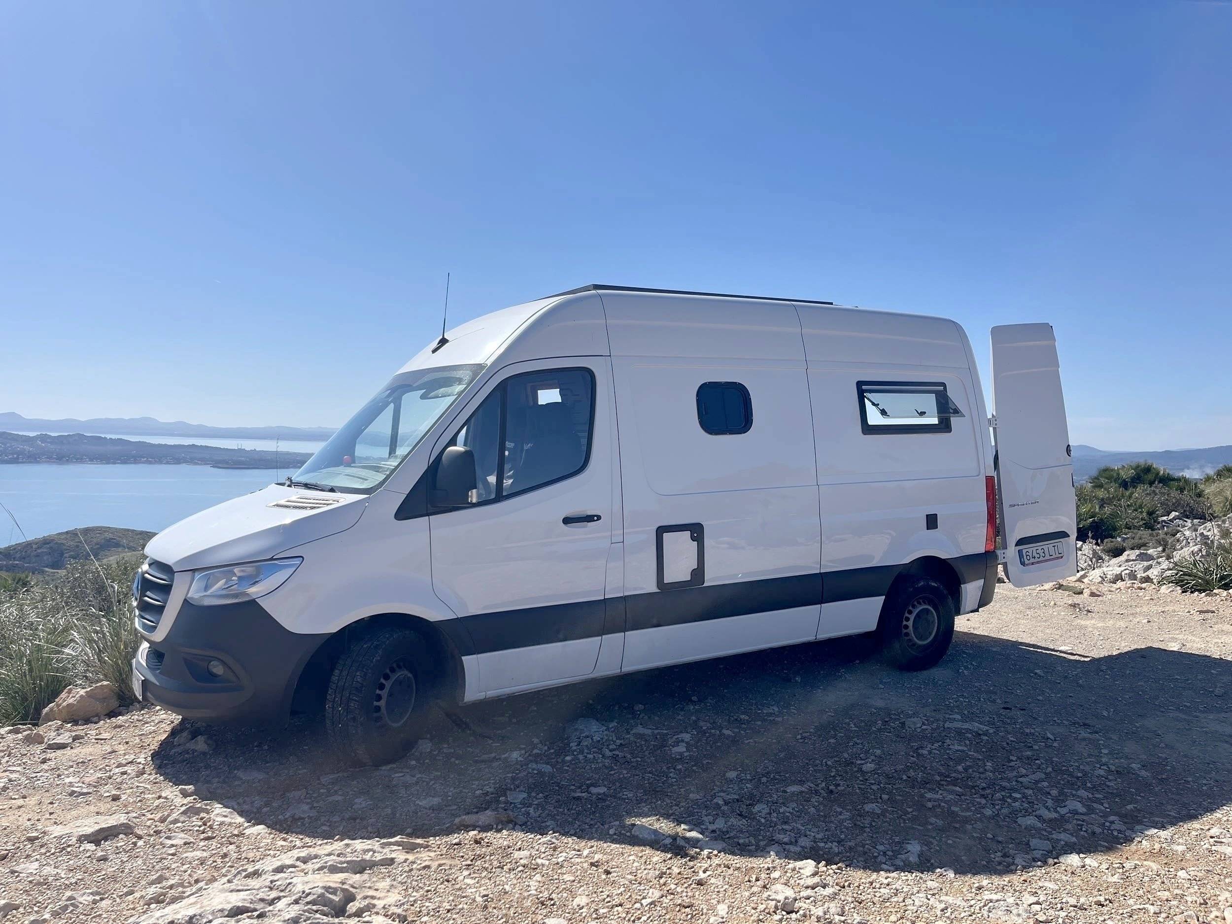 Vue avant de 3/4 Mercedes Sprinter 2,1 l 115 ch - Yescapa